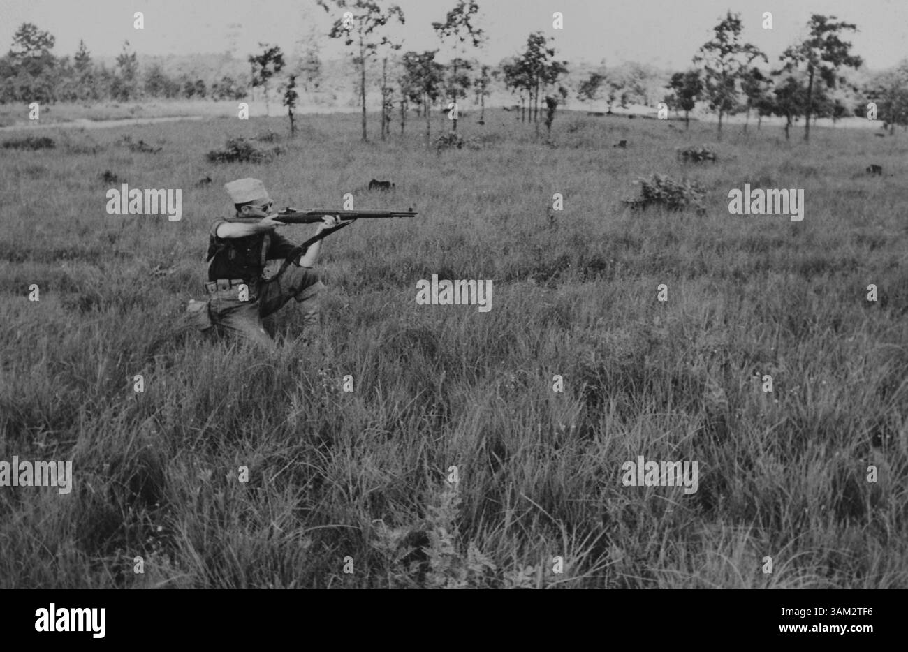 Januar 1940 - Knieender Soldat zeigt während der Trainingseinheit die richtige Schießposition im Feld an, 2. Weltkrieg, 2. Bataillon, 389. Infanterie, US Army Militärbasis Indiana, USA, 1942 (Foto: © Glasshouse/ZUMAPRESS.com) Stockfoto