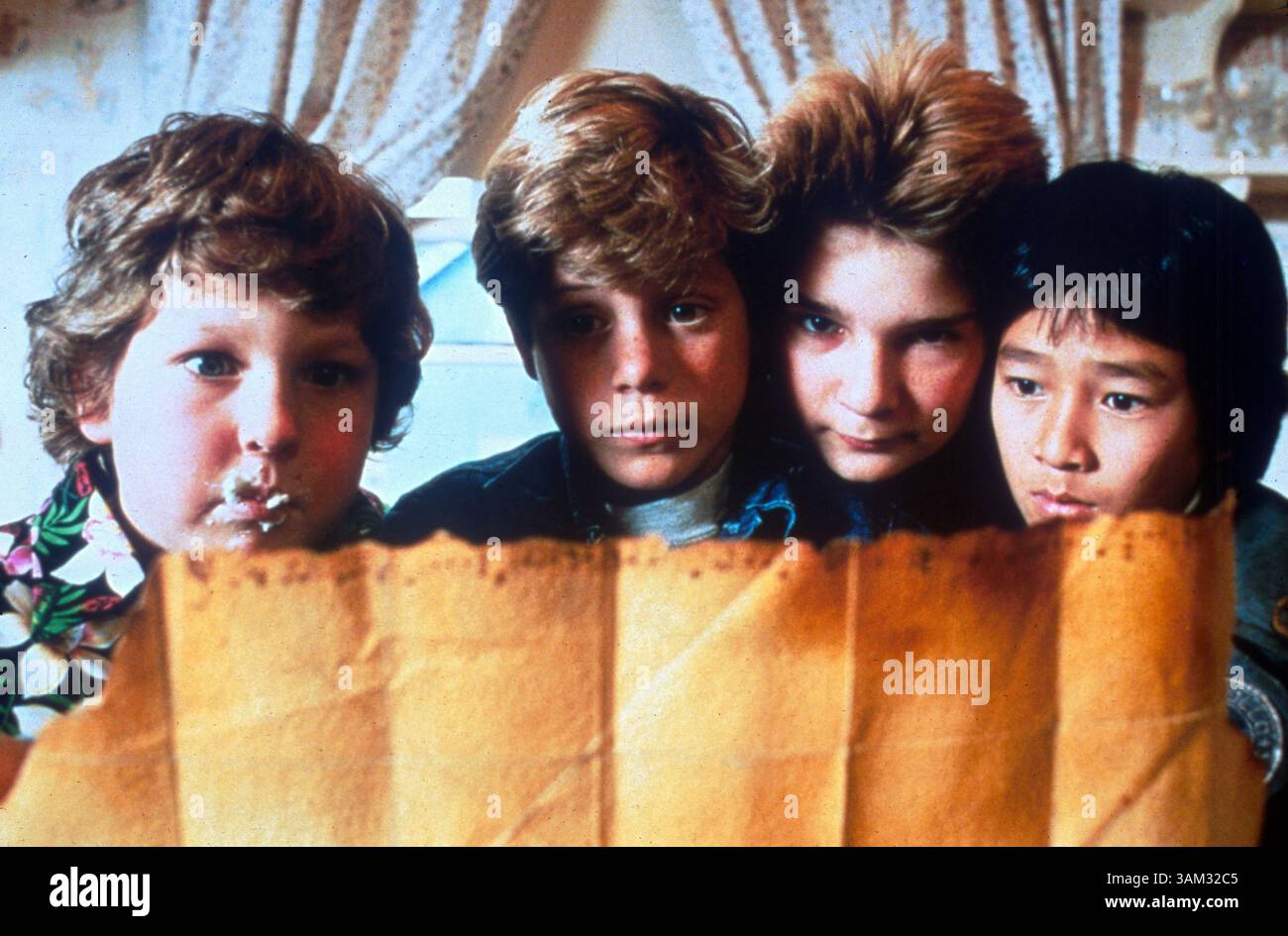 10. April 2014: Richard Donner, Regisseur von Goonies, sagte am Wochenende, dass er die gesamte Besetzung für einen weiteren Film zurückbringen wolle. ABBILDUNG: 07. Juni 1985; Hollywood, CA, USA; (von links nach rechts) JEFF COHEN als Lawrence „Chunk“ Cohen, SEAN ASTIN als Michael „Mikey“ Walsh, COREY FELDMAN als Clark „Mouth“ Devereaux und JONATHAN KE QUAN als Richard „Data“ Wang in der Familie, Abenteuer, Comedy „The Goonies“ unter der Regie von Richard Donner. (Kreditbild: © Amblin Entertainment/Entertainment Pictures/ZUMAPRESS.com) Stockfoto