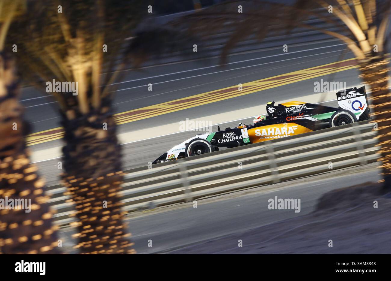 April 2014 - Manama, BAHRAIN, BAHRAIN - Sergio PÃ Mendoza, (PEREZ), MEX, Team Sahara Force India F1, Force Ind. VJM07, Mercedes-Benz PU106A,.BAHRAIN – Rennstrecke MANAMA, Shakir – 06/04/2014 – Formel 1, F1, Formel 1 – Bild zur Gebührenpflicht (Credit Image: © David McIntyre/ZUMAPRESS.com) Stockfoto