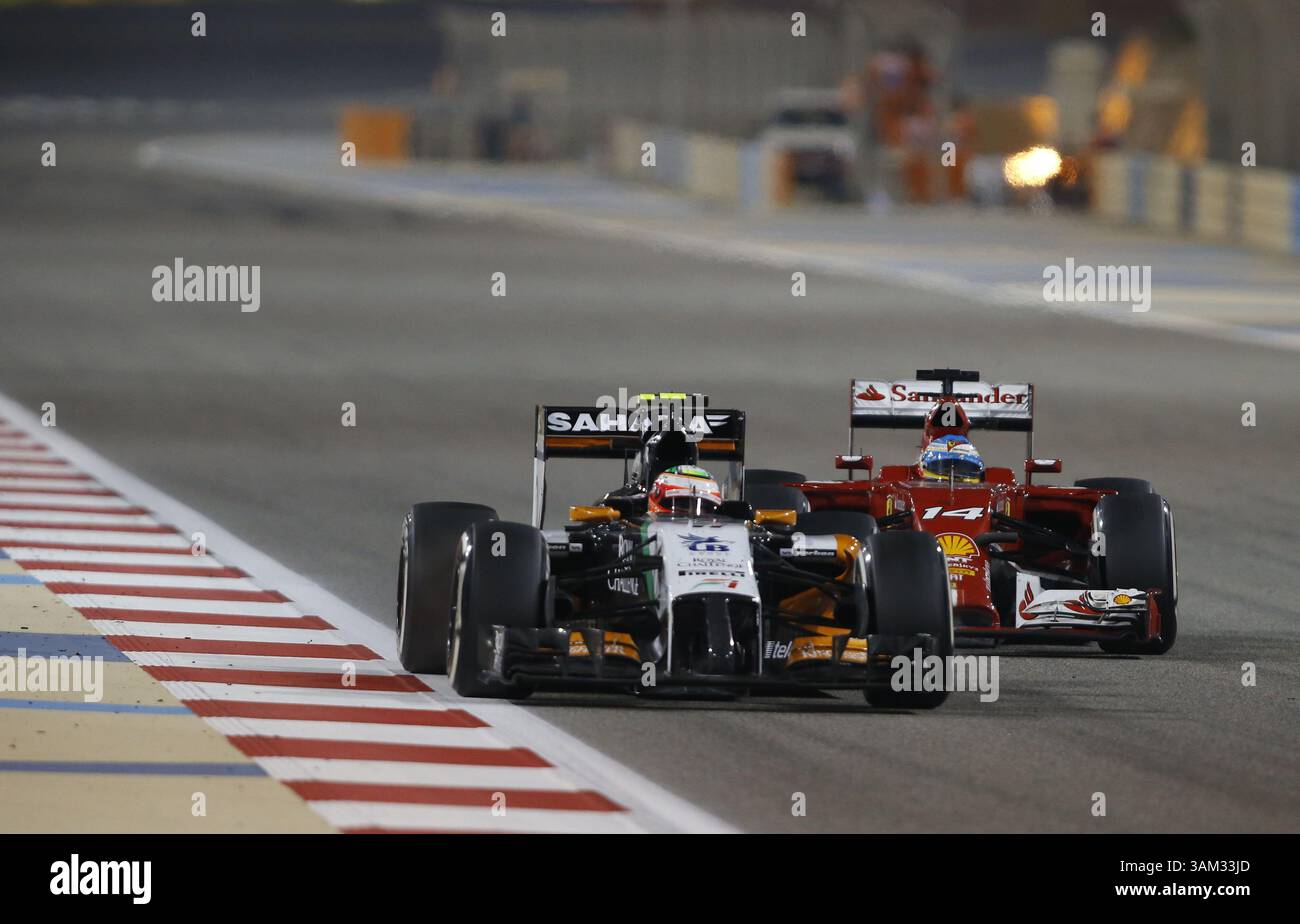 April 2014 - Manama, BAHRAIN, BAHRAIN - Sergio PÃ Mendoza, (PEREZ), MEX, Team Sahara Force India F1, Force Ind. VJM07, Mercedes-Benz PU106A, gefolgt von Fernando ALONSO, FERRARI . BAHRAIN – MANAMA, Shakir Circuit – 04/04/2014 – Formel 1, F1, Formel 1 – Bild zur Gebührenpflicht (Bild: © David McIntyre/ZUMAPRESS.com) Stockfoto