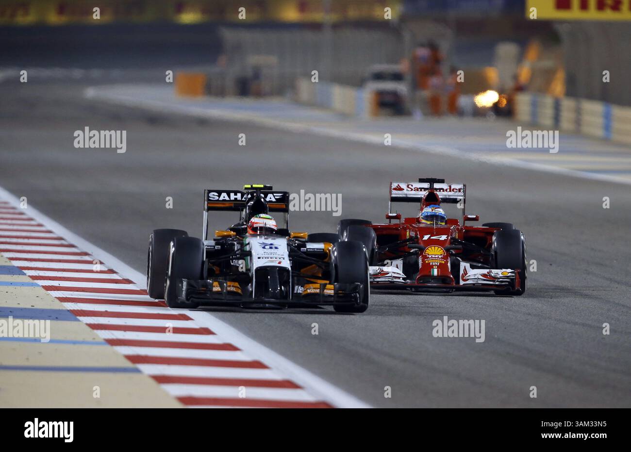 April 2014 - Manama, BAHRAIN, BAHRAIN - Sergio PÃ Mendoza, (PEREZ), MEX, Team Sahara Force India F1, Force Ind. VJM07, Mercedes-Benz PU106A, gefolgt von Fernando ALONSO, FERRARI . BAHRAIN – MANAMA, Shakir Circuit – 04/04/2014 – Formel 1, F1, Formel 1 – Bild zur Gebührenpflicht (Bild: © David McIntyre/ZUMAPRESS.com) Stockfoto