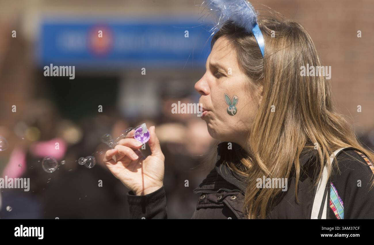 April 2014 - ON, Kanada - Bubbles für die Kinder. Die 48. Jährliche Osterparade der Toronto Beaches Lions wurde von Victoria PK entlang der Queen St. East durchgeführt. Ave. Bis Woodbine Aves. Sonntag, 20. April 2014. Jack Boland/Toronto Sun/QMI Agency (Kreditbild: © Jack Boland/QMI Agency/ZUMAPRESS.com) Stockfoto April 2014 - ON, Kanada - Bubbles für die Kinder. Die 48. Jährliche Osterparade der Toronto Beaches Lions wurde von Victoria PK entlang der Queen St. East durchgeführt. Ave. Bis Woodbine Aves. Sonntag, 20. April 2014. Jack Boland/Toronto Sun/QMI Agency (Kreditbild: © Jack Boland/QMI Agency/ZUMAPRESS.com) Stockfoto