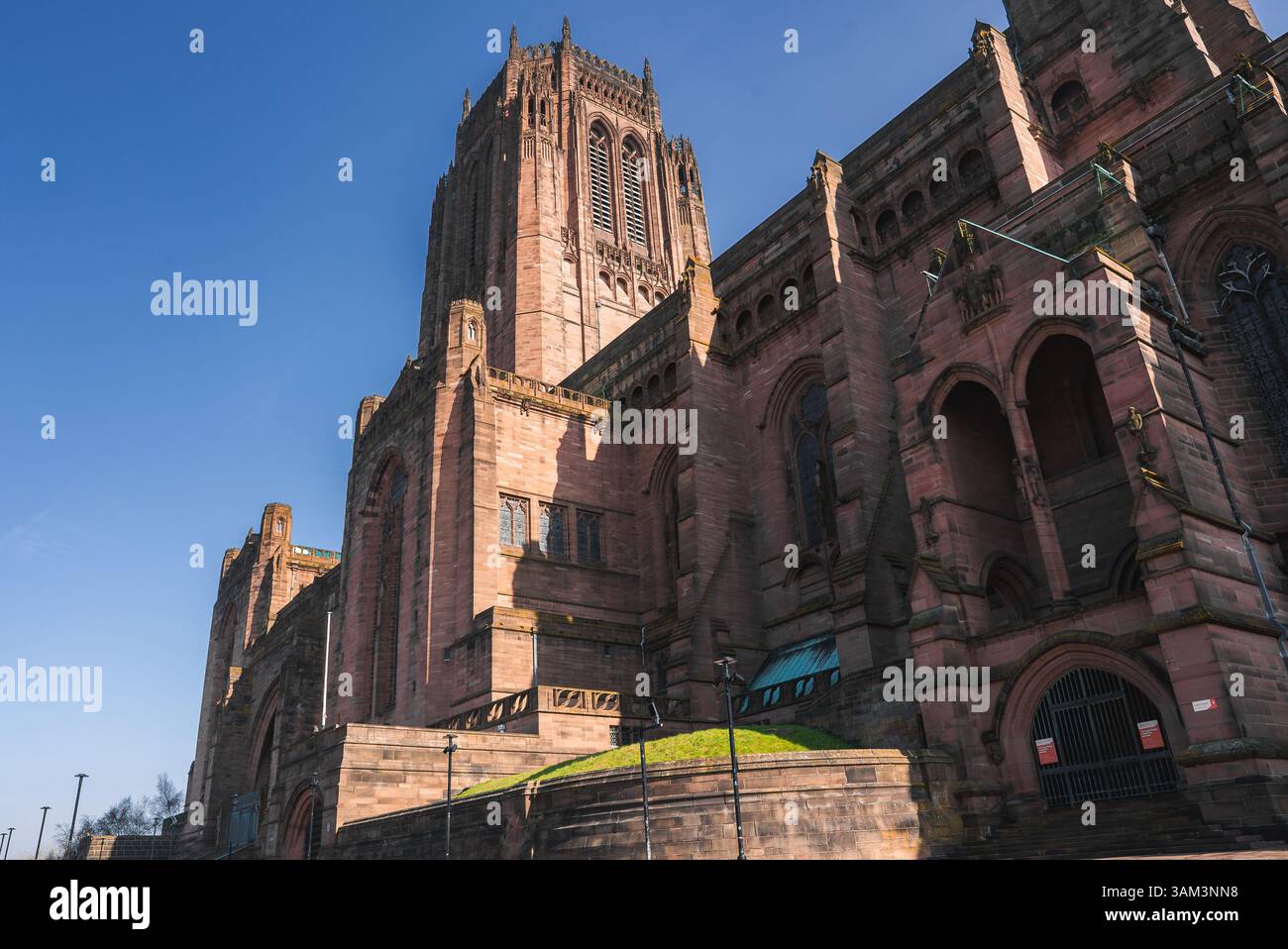 Liverpool Cathedral mit gotischer Architektur und Pathway Stockfoto