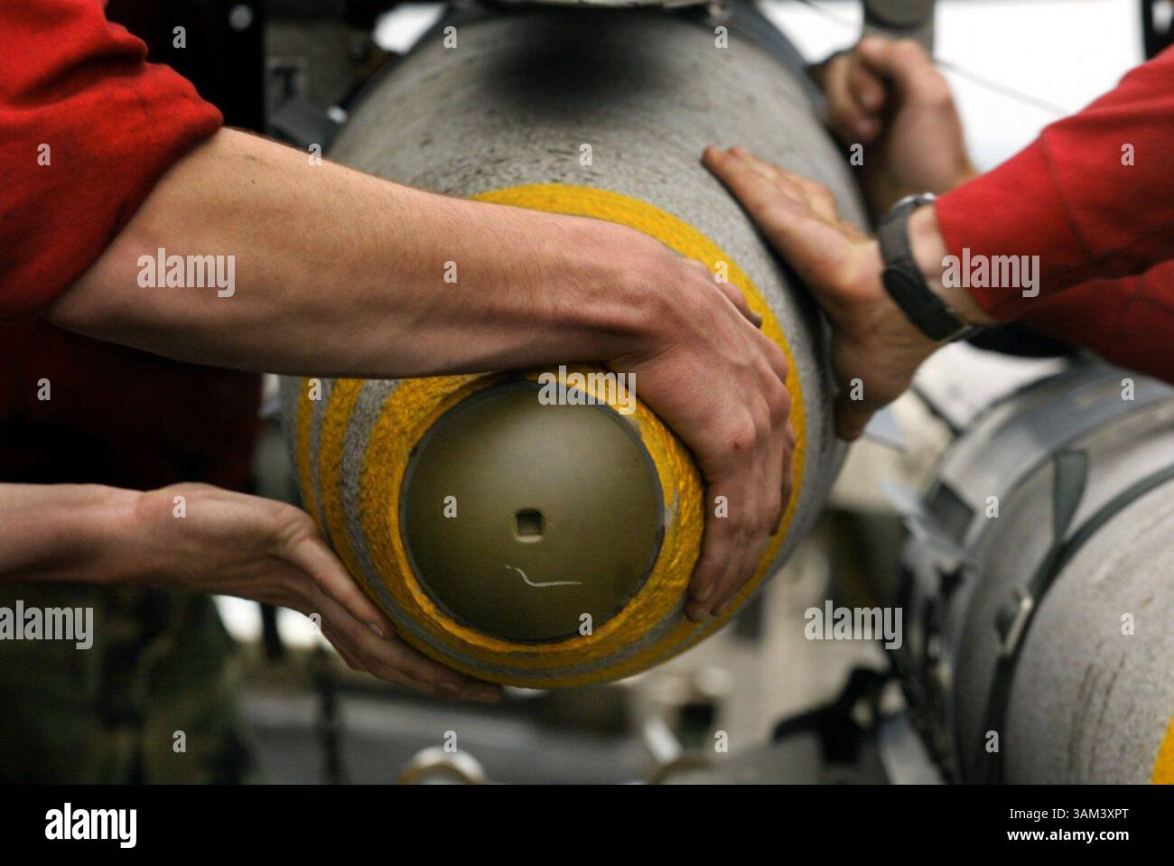 27. Januar 2003 - USA - KRT WORLD NEWS STAND ALONE FOTO SCHLEPPEND: MILITÄR-KRT-FOTO VON PAULINE LUBENS/SAN JOSE MERCURY NEWS (Januar 31) Ordnance Handler bereiten sich vor, Joint Direct Attack Munition (JDAMs) auf Flugzeuge der USS Constellation zu laden, die derzeit im Persischen Golf eingesetzt wird, Dienstag, 28. Januar 2003. JDAMs wandeln ungelenkte Bomben in präzise gesteuerte ''intelligente'' Bomben um. (lde) 2003 (Bild: © Pauline Lubens/mct/ZUMAPRESS.com) Stockfoto