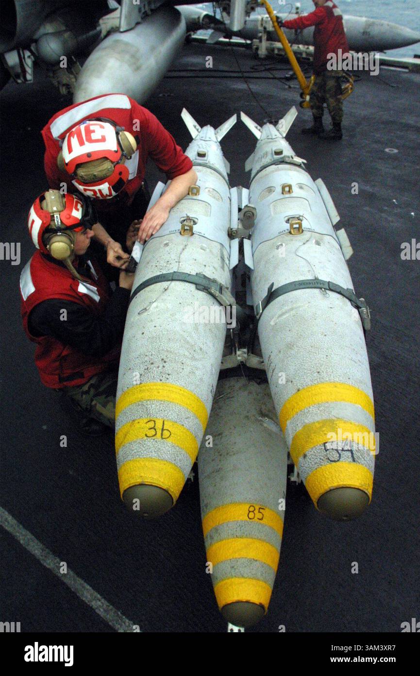 27. Januar 2003 - USA - KRT WORLD NEWS STAND ALONE FOTO SCHLEPPEND: MILITÄR-KRT-FOTO VON PAULINE LUBENS/SAN JOSE MERCURY NEWS (Januar 31) Ordnance Handler bereiten sich vor, Joint Direct Attack Munition (JDAMs) auf Flugzeuge der USS Constellation zu laden, die derzeit im Persischen Golf eingesetzt wird, Dienstag, 28. Januar 2003. JDAMs wandeln ungelenkte Bomben in präzise gesteuerte ''intelligente'' Bomben um. (lde) 2003 (Bild: © Pauline Lubens/mct/ZUMAPRESS.com) Stockfoto