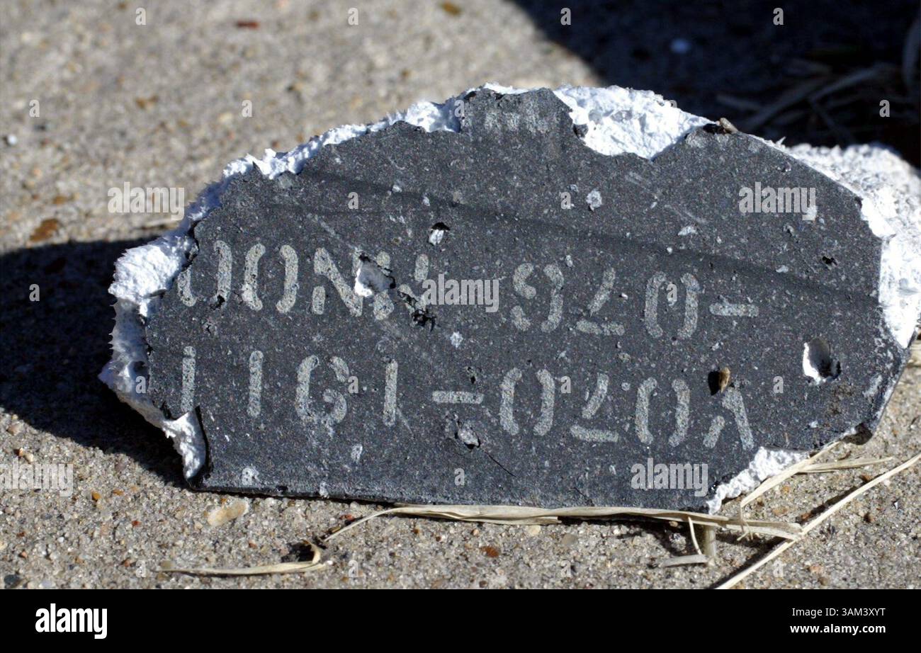 1. Februar 2003 - USA - KEINE MAGIE, KEINE VERKÄUFE -- KRT US NEWS STORY SCHLEPPTE: SHUTTLE KRT FOTO VON IRWIN THOMPSON/DALLAS MORNING NEWS (1. Februar) KERENS, TX - Eine Nahaufnahme eines Teils des Space Shuttle Columbia, das am 1. Februar 2003 in Kerens, Texas, in der Nähe des Highway 309 fiel. (smd) 2003 (Kreditbild: © Irwin Thompson/mct/ZUMAPRESS.com) Stockfoto