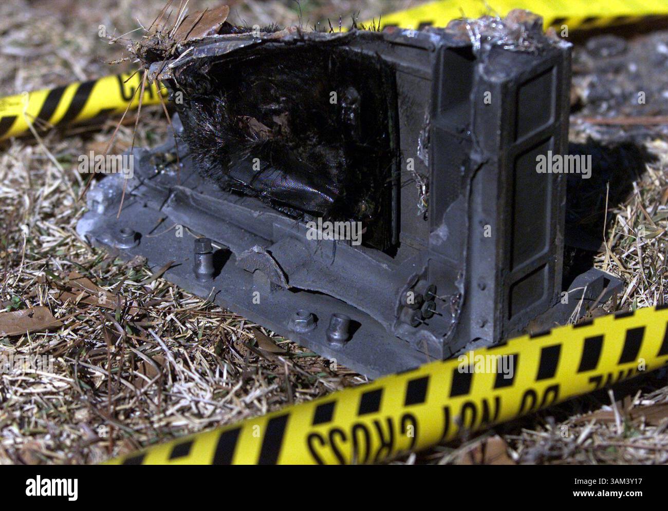 FEBRUAR 2003 - USA - KEINE MAGIE, KEINE VERKÄUFE BIS ZUM 15/03 -- KRT US NEWS STORY SCHLEPPT: SHUTTLE KRT FOTO VON RICK MOON/FORT WORTH STAR-TELEGRAMM (DALLAS OUT) (1. FEBRUAR) ST. AUGUSTINE, TX – am Samstag, den 1. Februar 2003, liegt Ein Shuttle Columbia westlich von San Augustine, Texas, an der Seite des Highway 21. (smd) 2003 (Abbildung: © Rick Moon/mct/ZUMAPRESS.com) Stockfoto