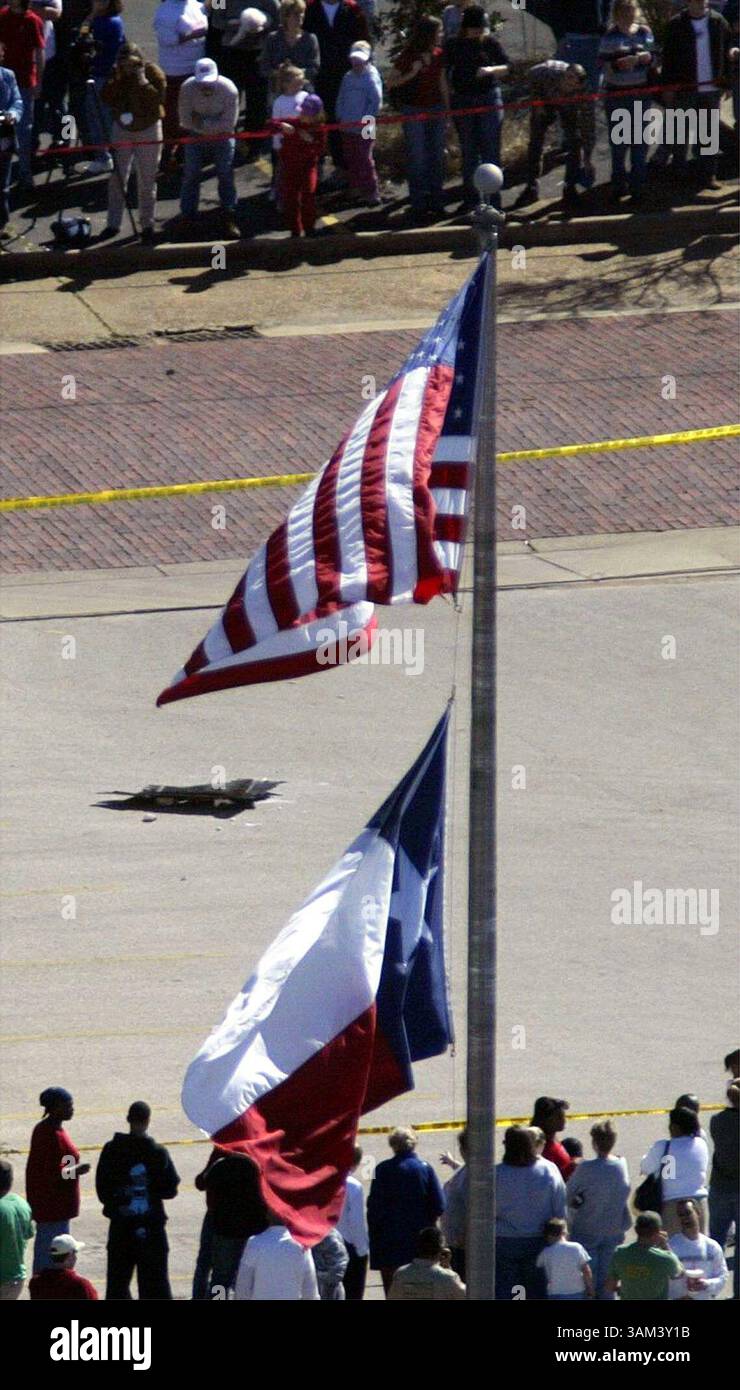 1. Februar 2003 - USA - KEINE MAGIE, KEINE VERKÄUFE -- KRT US NEWS STORY SCHLEPPTE: SHUTTLE KRT FOTO VON DAMON WINTER/DALLAS MORNING NEWS (1. Februar) NACOGDOCHES, TX - Zuschauer sehen einen großen Teil Trümmern von Space Shuttle Columbia, der am Samstag, 1. Februar 2003 in der Innenstadt von Nacogdoches, Texas, fiel. (smd) 2003 (Kreditbild: © Damon Winter/mct/ZUMAPRESS.com) Stockfoto