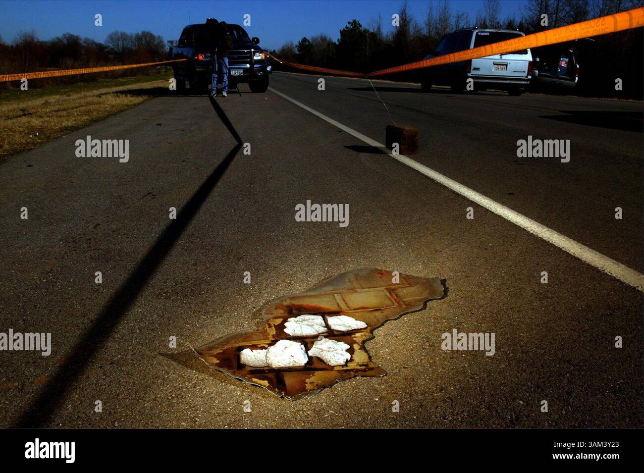 1. Februar 2003 - USA - KEINE MAGIE, KEINE VERKÄUFE - KRT US NEWS STORY SCHLEPPTE: SHUTTLE KRT FOTO VON JOSEPH VICTOR STEFANCHIK/DALLAS MORNING NEWS (1. Februar) ALTO, TX - Ein Teil der Trümmer des Space Shuttle Columbia liegt am Highway 21 zwischen Alto und Douglass, Texas, am Samstag, 1. Februar 2003. (smd) 2003 (Bild: © Joseph Victor Stefanchik/mct/ZUMAPRESS.com) Stockfoto