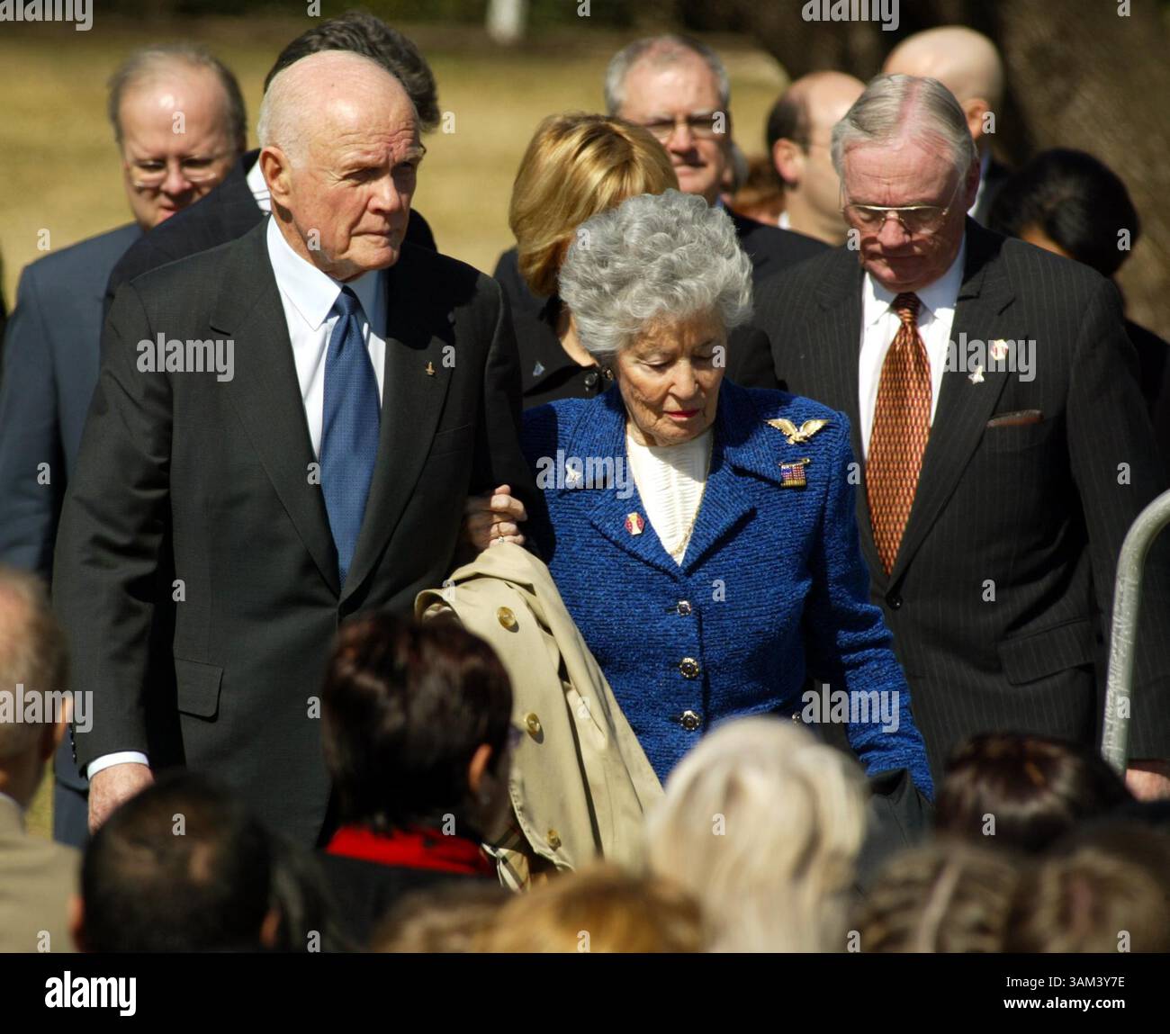 4. Februar 2003 - USA - KEINE MAGIE, KEINE VERKÄUFE - KRT US NEWS STORY SCHLEPPTE: SHUTTLE-MEMORIAL KRT FOTO VON ERICH SCHLEGEL/DALLAS MORNING NEWS (4. Februar) HOUSTON, TX -- der ehemalige US-Senator und Astronaut John Glenn, verließ den Sender und seine Frau Annie, nehmen am Dienstag, 4. Februar 2003 in Houston, Texas, an einer Gedenkfeier für die Crew des Space Shuttle Columbia Teil. (gsb) 2003 (Bild: © Erich Schlegel/mct/ZUMAPRESS.com) Stockfoto