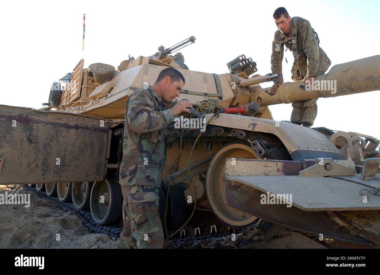 4. Februar 2003 - USA - KRT US NEWS STORY SLUGGED: USIRAQ-SOLDIERS KRT FOTO VON EDDIE LEDESMA/CONTRA COSTA TIMES (13. Februar) Sgt. 1st Class Ralph Brewer, links, und SPC. Nathan Flowers, aus Bravo Co., 1st Bataillon, 13th Armored Regiment, aus ft. Riley, Kansas, repariert eine Panzerspur auf einem Abrams-Panzer M1A1, während er sich auf eine Schlacht im National Training Center in ft vorbereitet. Irwin, Kalifornien am Dienstag, 21. Januar 2003. (lde) 2003. (Kreditbild: © Eddie Ledesma/mct/ZUMAPRESS.com) Stockfoto