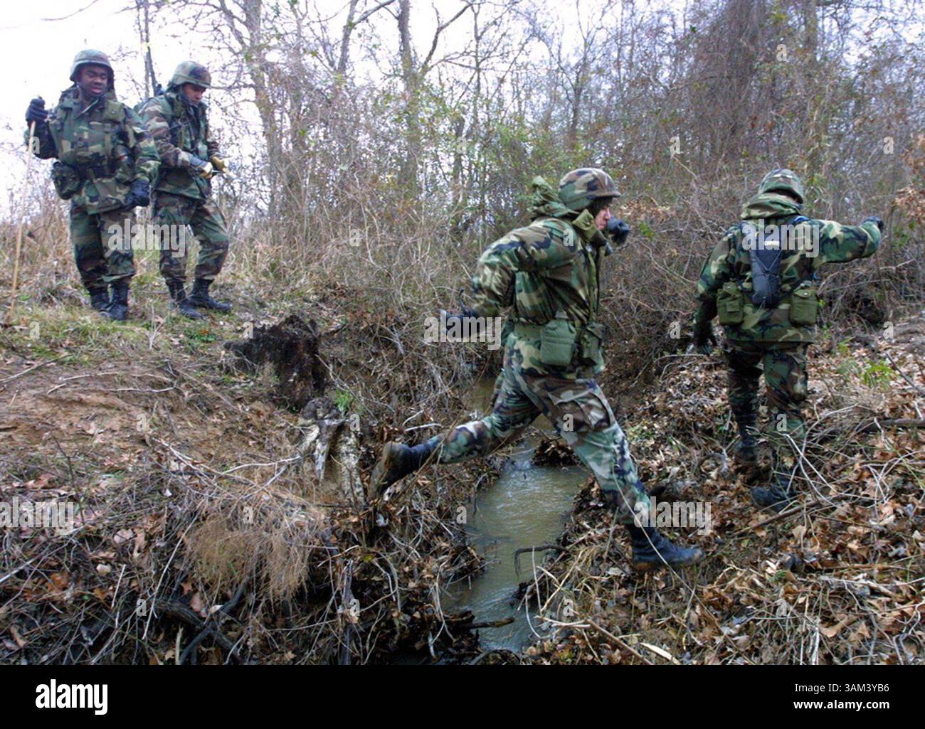 7. Februar 2003 - USA - KEINE KARTEN, KEINE VERKÄUFE -- KRT US NEWS STORY SCHLEPPTE: SHUTTLE KRT FOTO VON MICHAEL AINSWORTH/DALLAS MORNING NEWS (7. Februar) HEMPHILL, TX -- Soldaten der Nationalgarde suchen am 7. Februar 2003 nach Trümmern aus dem Space Shuttle Columbia in der Nähe von Hemphill, Texas. (gsb) 2003 (Kreditbild: © Dallas Morning News/mct/ZUMAPRESS.com) Stockfoto