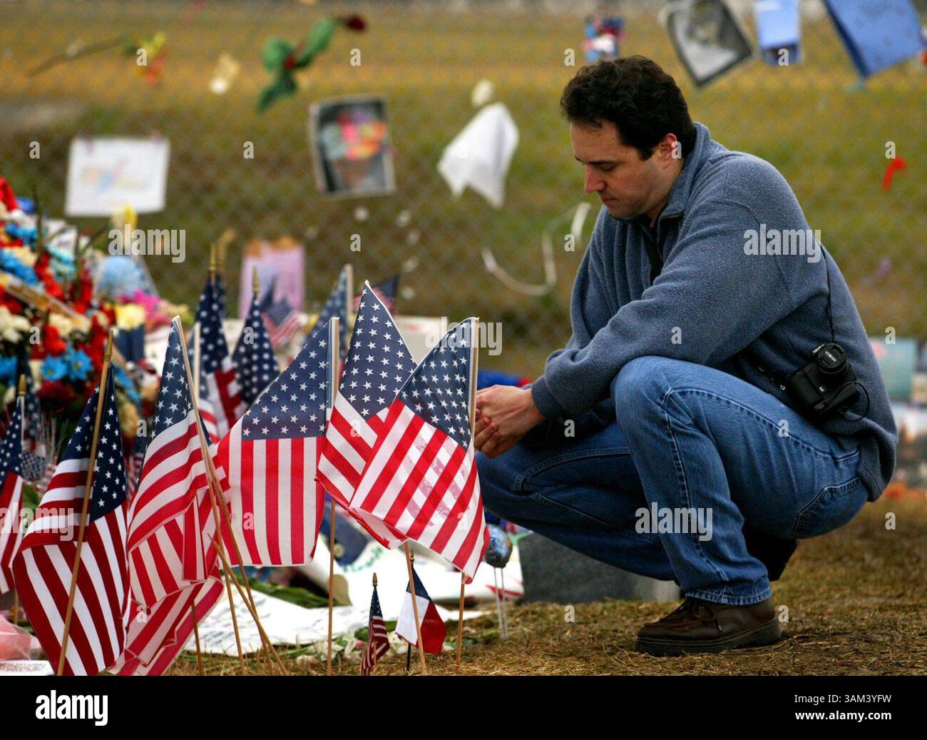 8. Februar 2003 - USA - KEINE KARTEN, KEINE VERKÄUFE -- KRT US NEWS STORY SCHLEPPTE: SHUTTLE KRT FOTO VON BARBARA DAVIDSON/DALLAS MORNING NEWS (8. Februar) HOUSTON, Texas - John Schubert besucht am Samstag, 8. Februar 2003 eine Gedenkstätte für die Crew des Space Shuttle Columbia im Johnson Space Center in Houston, Texas. (gsb) 2003 (Bild: © Barbara Davidson/mct/ZUMAPRESS.com) Stockfoto