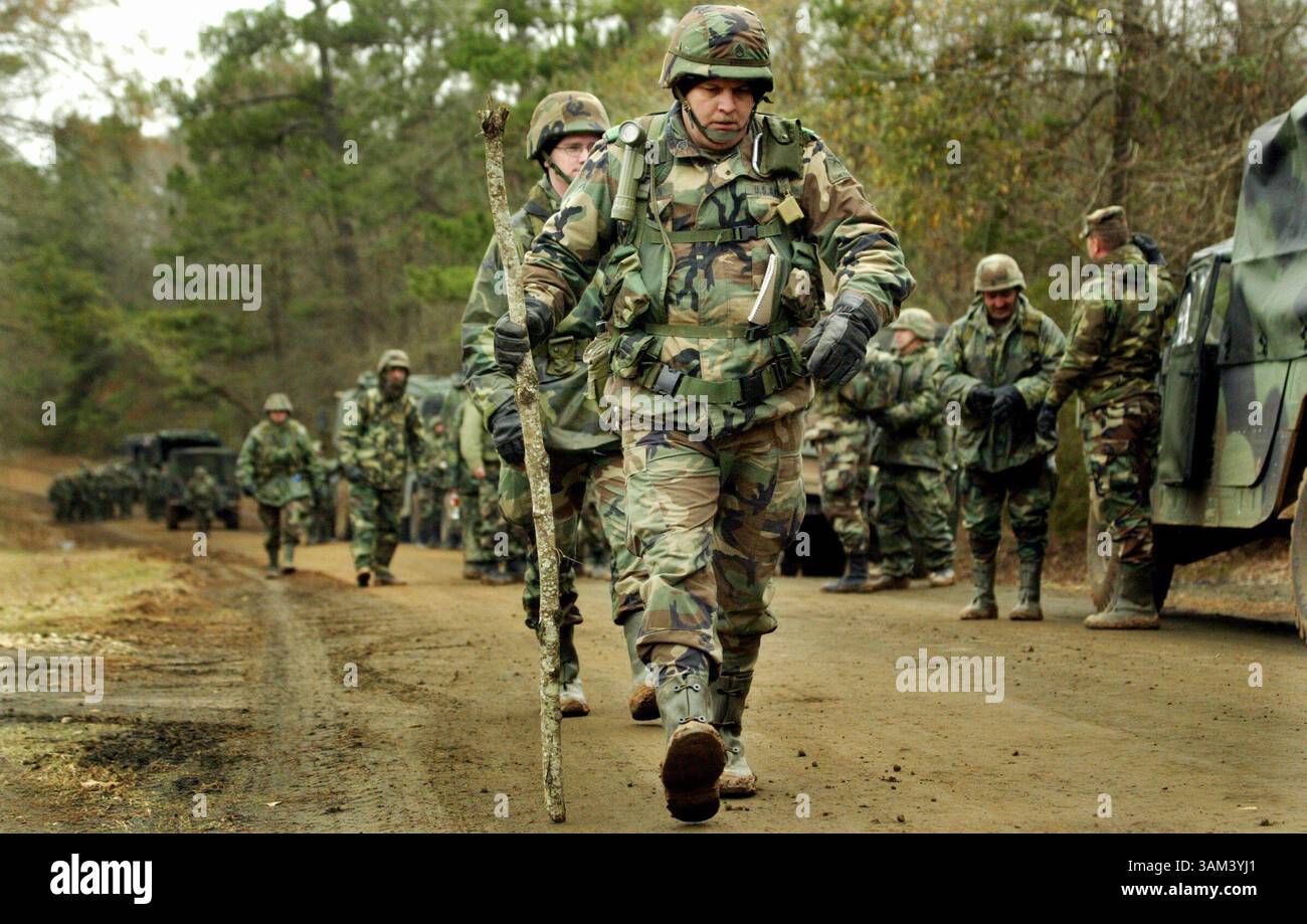 8. Februar 2003 - USA - KEINE MAGIE, KEINE VERKÄUFE -- KRT US-NEWS-STORY SCHLEPPTE: SHUTTLE KRT FOTO VON MICHAEL MULVEY/DALLAS MORNING NEWS (8. Februar) HEMPHILL, TX -- Soldaten der Nationalgarde suchen am Samstag, 8. Februar 2003 nach Trümmern aus dem Space Shuttle Columbia in der Nähe von Hemphill, Texas. (gsb) 2003 (Bild: © Michael Mulvey/mct/ZUMAPRESS.com) Stockfoto