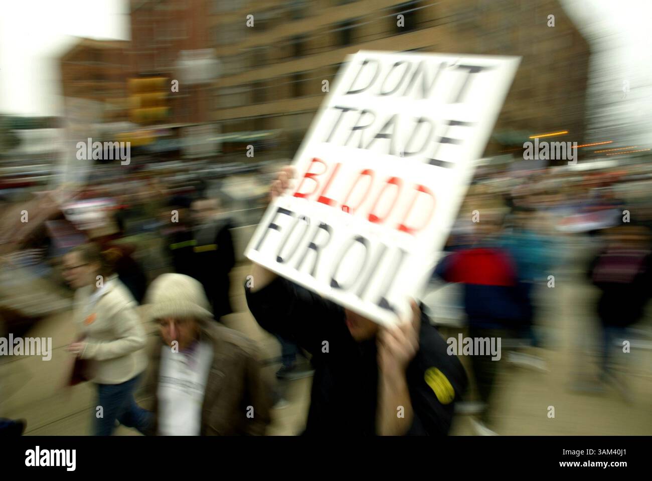 15. Februar 2003 - USA - KEINE MAGIE, KEINE VERKÄUFE -- KRT US NEWS STORY SCHLEPPTE: USIRAQ-DEMOS KRT FOTO VON JOSEPH VICTOR STEFANCHIK/DALLAS MORNING NEWS (15. Februar) DALLAS, TX-- Teilnehmer an einem friedensmarsch und einer Kundgebung machen sich am Samstag, 15. Februar 2003 durch die Innenstadt von Dallas, Texas. (lde) 2003 (Bild: © Joseph Victor Stefanchik/mct/ZUMAPRESS.com) Stockfoto