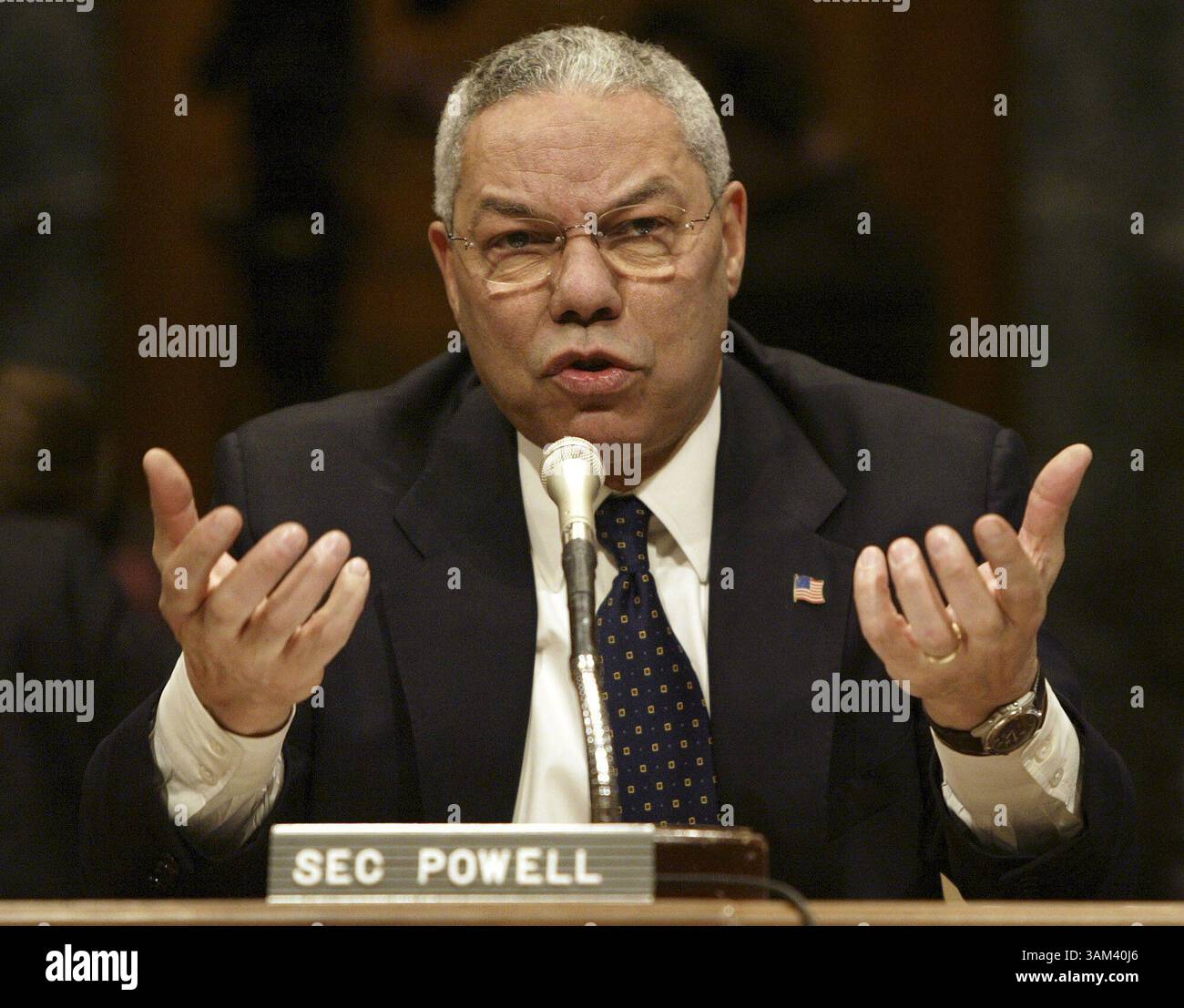 11. Februar 2003 - US-KRT US-NACHRICHTENBERICHT SCHLEPPTE: USIRAQ KRT FOTO VON CHUCK KENNEDY (11. Februar) WASHINGTON, DC - US-Außenminister Colin Powell sagt am Dienstag, den 11. Februar 2003, vor dem Haushaltsausschuss des Senats aus. (smd) 2003 (Bild: © Chuck Kennedy/mct/ZUMAPRESS.com) Stockfoto