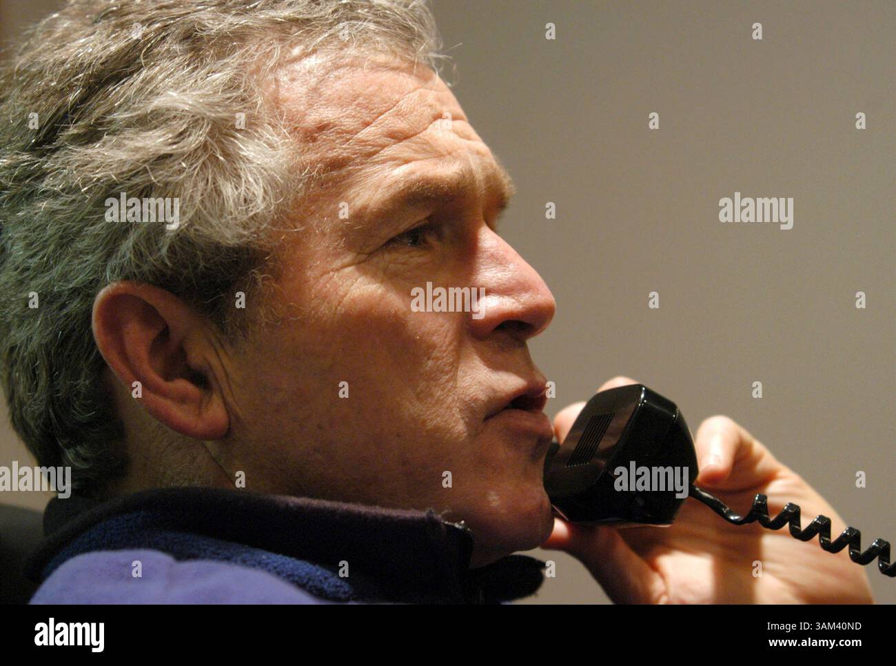 21. Februar 2003 - USA - KRT US-NEWS STORY SLUGGED: USIRAQ KRT FOTO VON ERIC DRAPER/WHITE HOUSE (21. Februar) CRAWFORD, Texas - Präsident George W. Bush spricht am Freitag, 21. Februar 2003, mit UN-Generalsekretär Kofi Annan auf seiner Ranch in Crawford, Texas. (gsb) 2003 (Bild: © PHOTOGNOSOURCE/mct/ZUMAPRESS.com) Stockfoto