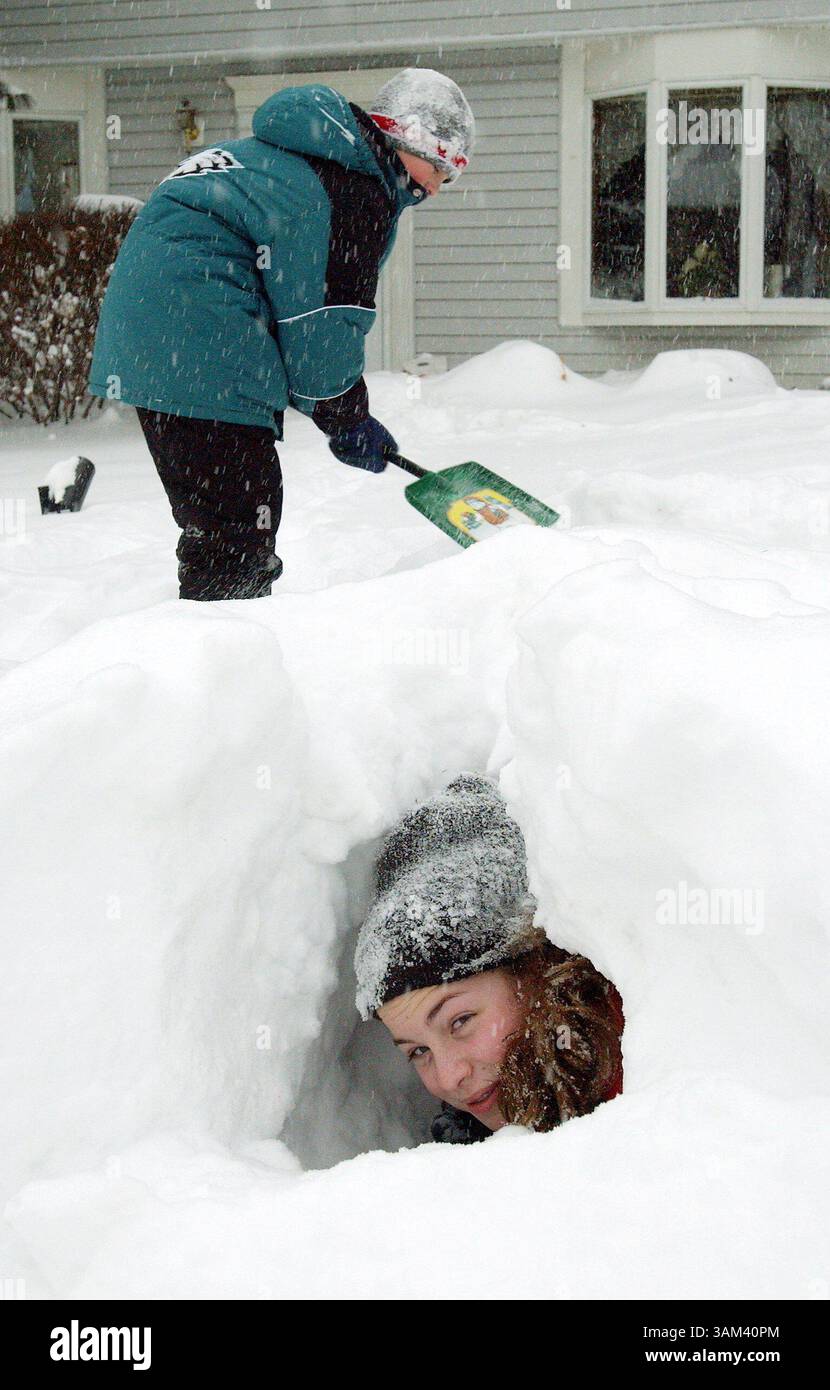 16. Februar 2003 - USA - KRT US NEWS STORY SLUGGED: WEA-SCHNEESTURM KRT FOTO VON AKIRA SUWA/PHILADELPHIA INQUIRER (16. Februar) GLOUCESTER TWP, NJ - Tricia Commons, 14, blickt aus einem kleinen Iglu, das mit ihrem Bruder Chris Commons, 11, in ihrem Vorhof in Gloucester Twp gebaut wurde. New Jersey. Der Nordosten erlebt in den letzten Jahren einen Rekordschneesturm. (nk) 2003 (Kreditbild: © Akira Suwa/mct/ZUMAPRESS.com) Stockfoto