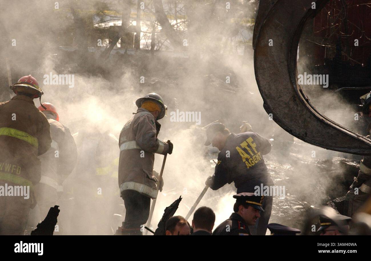 21. Februar 2003 - USA - KEINE MAGIE, KEINE VERKÄUFE -- KRT US-NACHRICHTEN SCHLEPPTEN: CLUBFIRE KRT FOTO VON MARY MURPHY/PROVIDENCE JOURNAL (21. Februar) WEST WARWICK, RI -- Arbeiter sortieren Trümmer Freitag, 21. Februar 2003, in einem Nachtclub, wo ein Feuer Dutzende tötete und mehr als 150 verletzte. (gsb) 2003 (Kreditbild: © Providence Journal/mct/ZUMAPRESS.com) Stockfoto