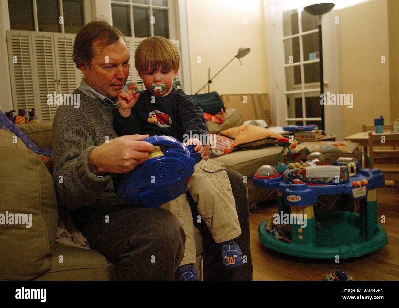 22. März 2004 - USA - KRT US NEWS STORY SLUGGED: ENV-LEAD-WASHINGTON KRT FOTO VON LISA NIPP/CHICAGO TRIBUNE (19. April) Bill Wright mit seinem Sohn William, 3, in ihrem Haus in Washington, D.C. am Montag, 22. März 2004. Die Wrights begannen, gefiltertes Wasser zum Trinken und Kochen zu verwenden, nachdem ihr Haus 83 Teile pro Milliarde Blei im Wasser getestet hatte. Die EPA-Grenze für Blei beträgt 15 ppb. (cdm) (Kreditbild: © Lisa Nipp/mct/ZUMAPRESS.com) Stockfoto