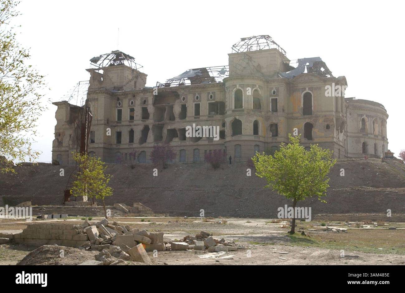 5. April 2004 - USA - KRT WORLD NEWS STAND ALONE FOTO: AFGHANISTAN-KABUL KRT FOTO VON TOM O’NEILL/BRADENTON HERALD (7. April) der Darulaman Palast, erbaut von König Amanullah in den 1920er Jahren, wurde von Kämpfen ab 1992 zerstört. Das zerstörte Gebäude ist eine düstere Erinnerung an die Kämpfe der Hauptstadt. (lde) 2004 (Foto: © Tom O'Neill/mct/ZUMAPRESS.com) Stockfoto