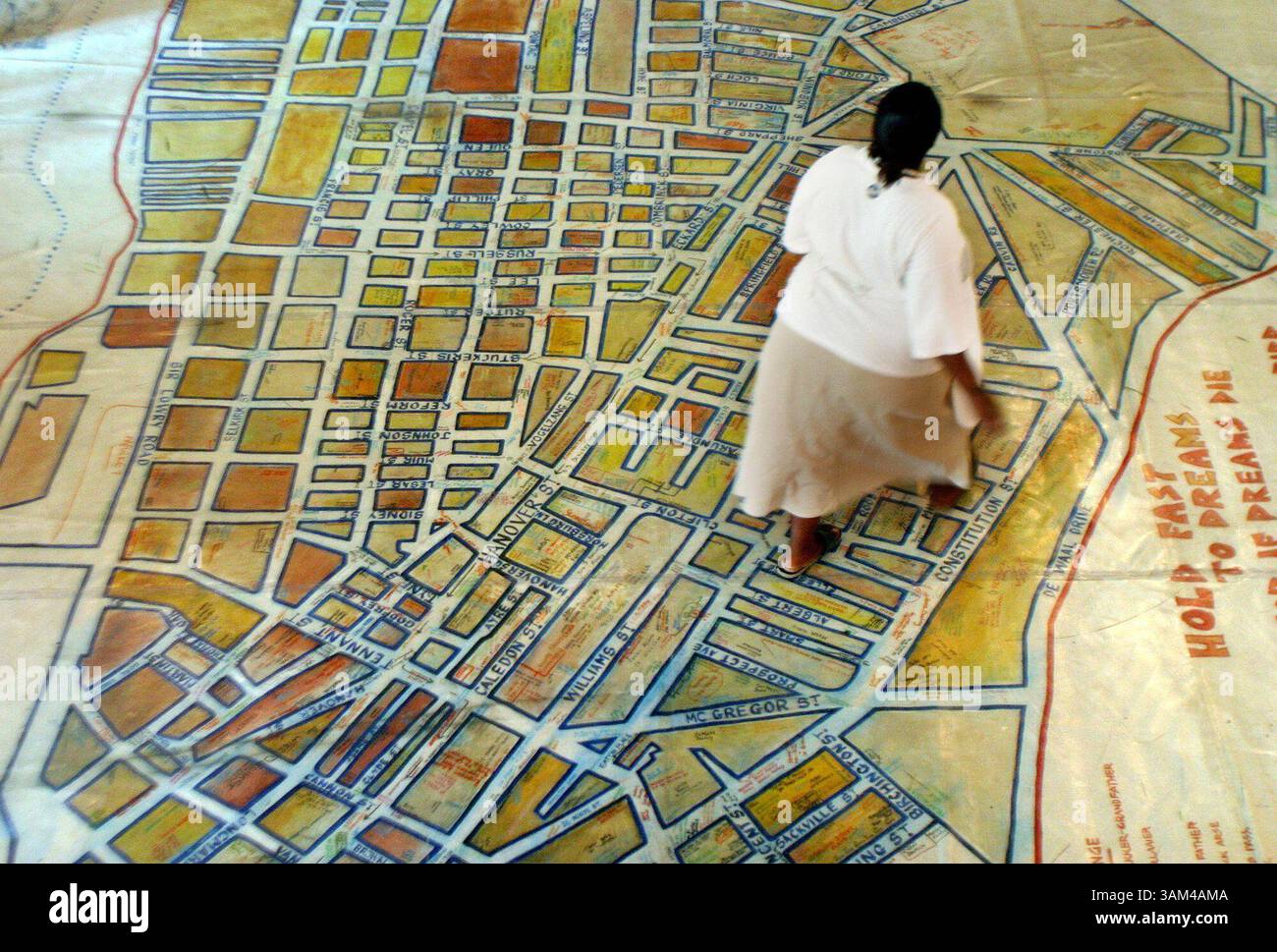 25. April 2004 - USA - KRT WORLD NEWS STORY SLUGGED: SAFRICA KRT FOTO VON EVELYN HOCKSTEIN/KRT (26. April) Ein Besucher des District Six Museums spaziert über eine Karte der Gegend in Kapstadt, Südafrika. District Six wurde in den 1950er Jahren zur reinen Weißzone erklärt, wurde jedoch abgerissen und wird neu aufgebaut. Einige der ursprünglichen schwarzen Bewohner ziehen zurück. (gsb) 2004 (Bild: © Evelyn Hockstein/mct/ZUMAPRESS.com) Stockfoto