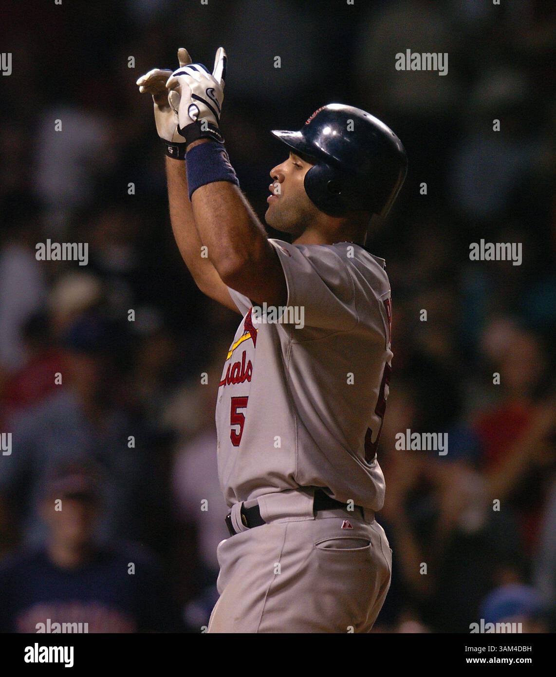 23. Mai 2004 - USA - KRT SPORTS STORY SLUGGED: BBN-CARDINALS-CUBS KRT FOTO VON NUCCIO DINUZZO/CHICAGO TRIBUNE (23. Mai) CHICAGO, IL - St. Louis' Albert Pujols reagiert, nachdem er die Platte bei einem Solo-Heimlauf gegen die Chicago Cubs im 6. Inning am Sonntag, 23. Mai 2004 überquert hat. (gsb) 2004 (Kreditbild: © Nuccio Dinuzzo/mct/ZUMAPRESS.com) Stockfoto