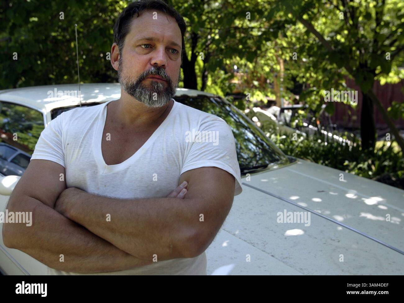 27. MAI 2004 - USA - KRT US NEWS STORY SLUGGED: ENV-BUILDINGDEMOLITION KRT FOTO VON GABRIEL B. TAIT/ST. LOUIS POST-DISPATCH (28. Mai) das Haus von Jeff Knipples Nachbarn in Bridgeton, Missouri, wurde abgerissen, um Platz für eine neue Start- und Landebahn am St. Louis' Lambert International Airport zu schaffen. (gsb) 2004 (Bild: © Gabriel B. Tait/mct/ZUMAPRESS.com) Stockfoto