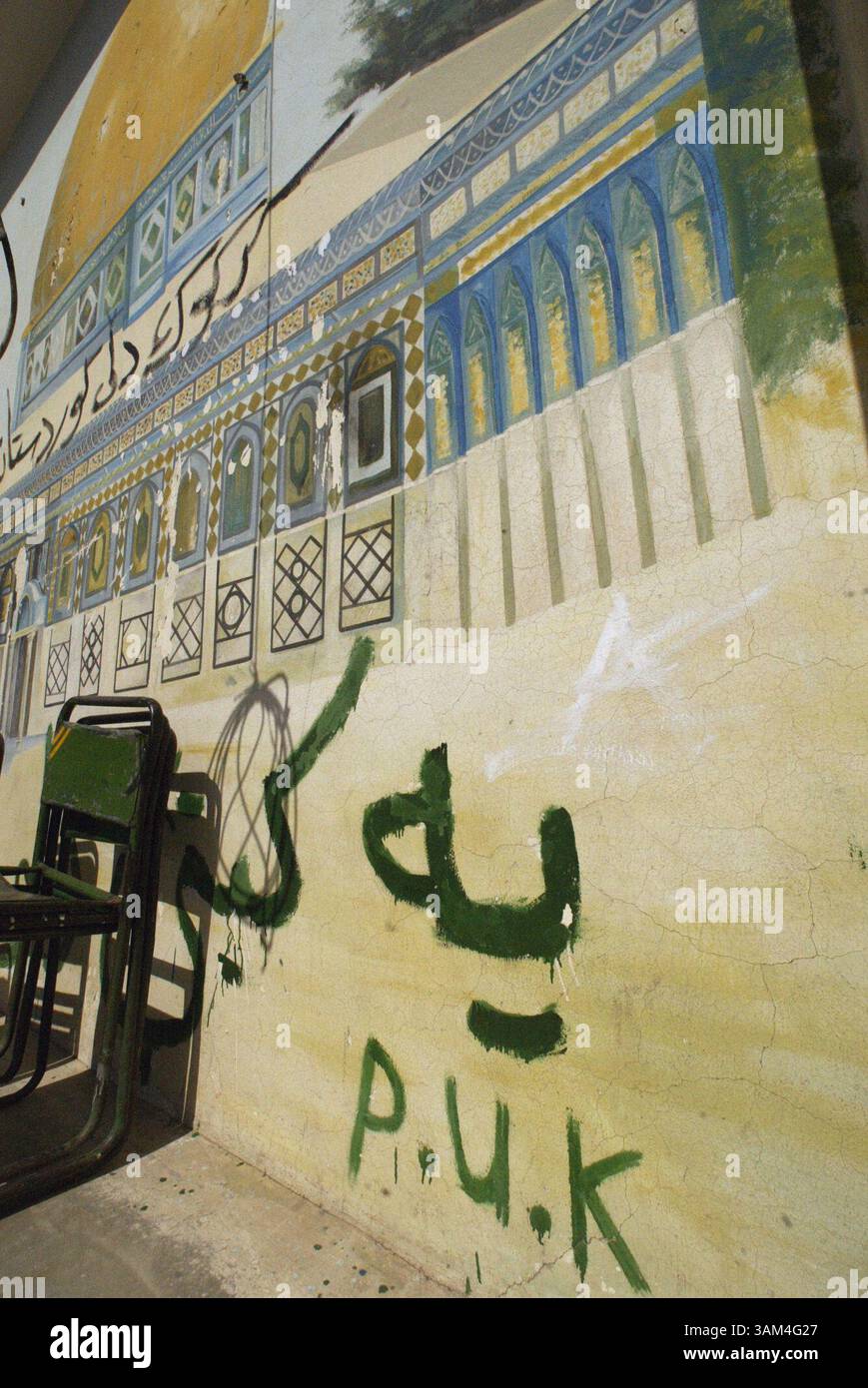 19. Juni 2004 - USA - KRT WORLD NEWS STORY SLUGGED: USIRAQ-ÜBERGABE-KURDEN KRT FOTO VON PAULINE LUBENS/SAN JOSE MERCURY NEWS (24. Juni) Graffiti, das die Patriotische Union Kurdistans anpricht, entstellt ein Gemälde auf der Al-Aqsa-Moschee in Jerusalem, die als Symbol des arabischen Nationalismus gilt, in Kirkuk im Irak. Die Stadt im Nordirak und die Umgebung haben eine ethnische Mischung aus Kurden, Arabern und Turkmenen, und die Spannungen haben in letzter Zeit zugenommen. Es wird befürchtet, dass nach dem für Juni 30 geplanten Übergang zur irakischen Souveränität, wenn es im Irak einen Bürgerkrieg geben wird, dieser auch in den Ölreichen kommen könnte Stockfoto