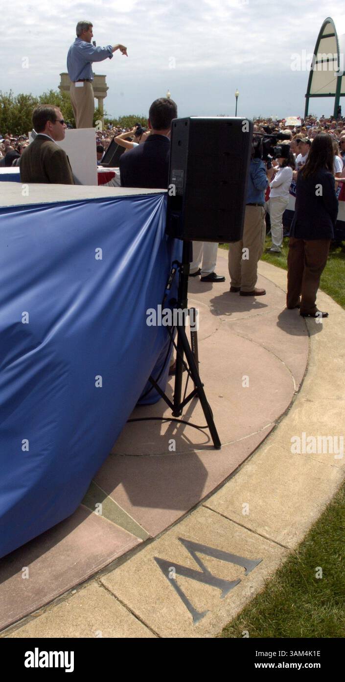 24. Juli 2004 - US-KRT US NEWS STORY SLUGGED: KERRY KRT FOTO VON PETE SOUZA/CHICAGO TRIBUNE (24. Juli) Ein ''W'' für ''West'' von einem großen Kompassabzeichen auf dem Gelände, während Senator John Kerry, vermuteter demokratischer Präsidentschaftskandidat, bei einer Kundgebung in Sioux City, Iowa, am Samstag, den 24. Juli 2004 spricht. (nk) 2004 (Kreditbild: © Chicago Tribune/mct/ZUMAPRESS.com) Stockfoto