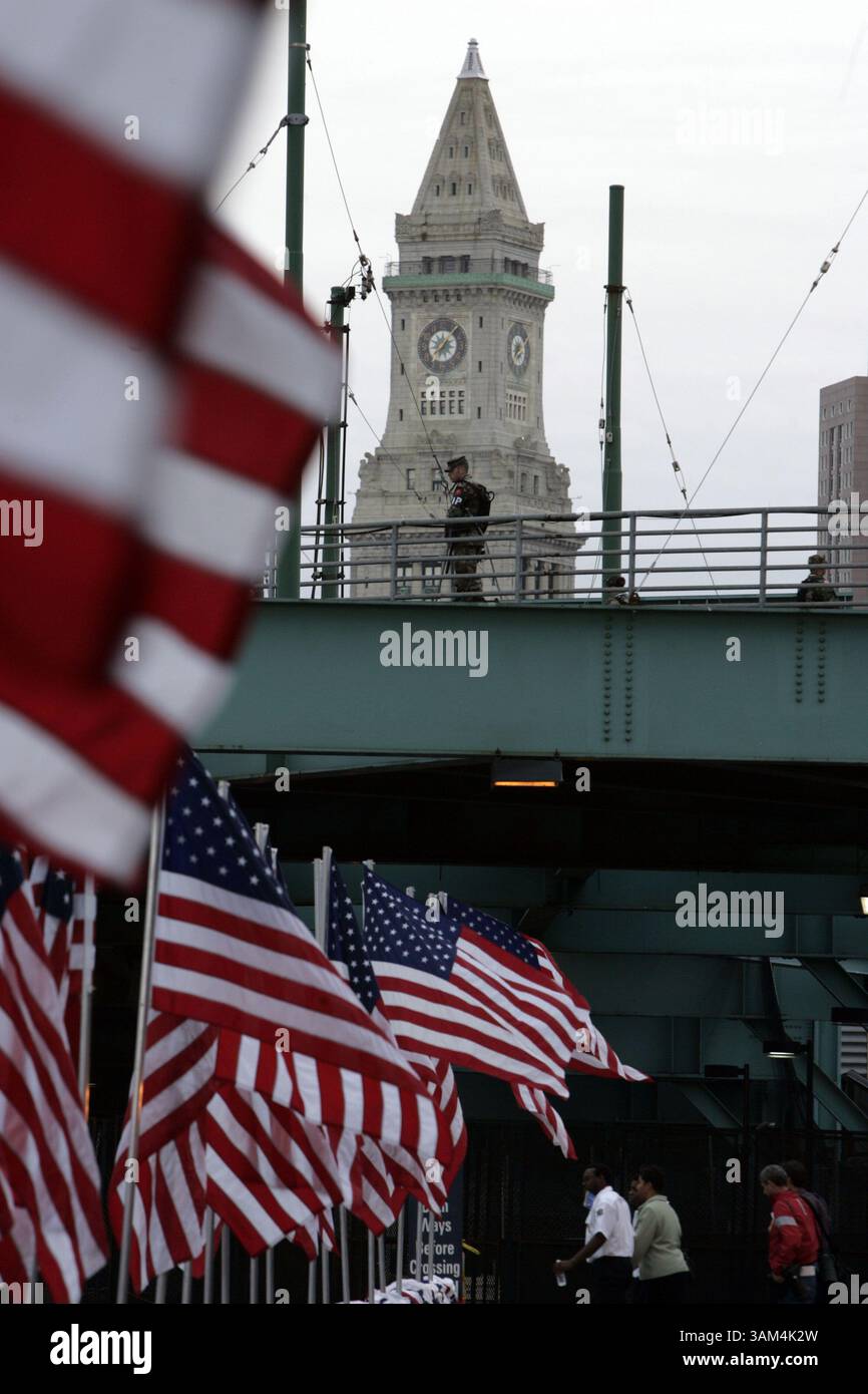 24. Juli 2004 - USA - KRT US-NEWS STORY SCHLEPPTE: DNC KRT FOTO VON CHUCK KENNEDY/KRT (23. JULI) BOSTON, MA -- Arbeiter haben die Bühne für den Kongress der Demokratischen Nationalpartei im Fleet Center in Boston in letzter Minute getroffen, ca. Freitag, 23. Juli 2004 (cwk) 2004 (Credit Image: © PHOTOGNOSOURCE/mct/ZUMAPRESS.com) Stockfoto