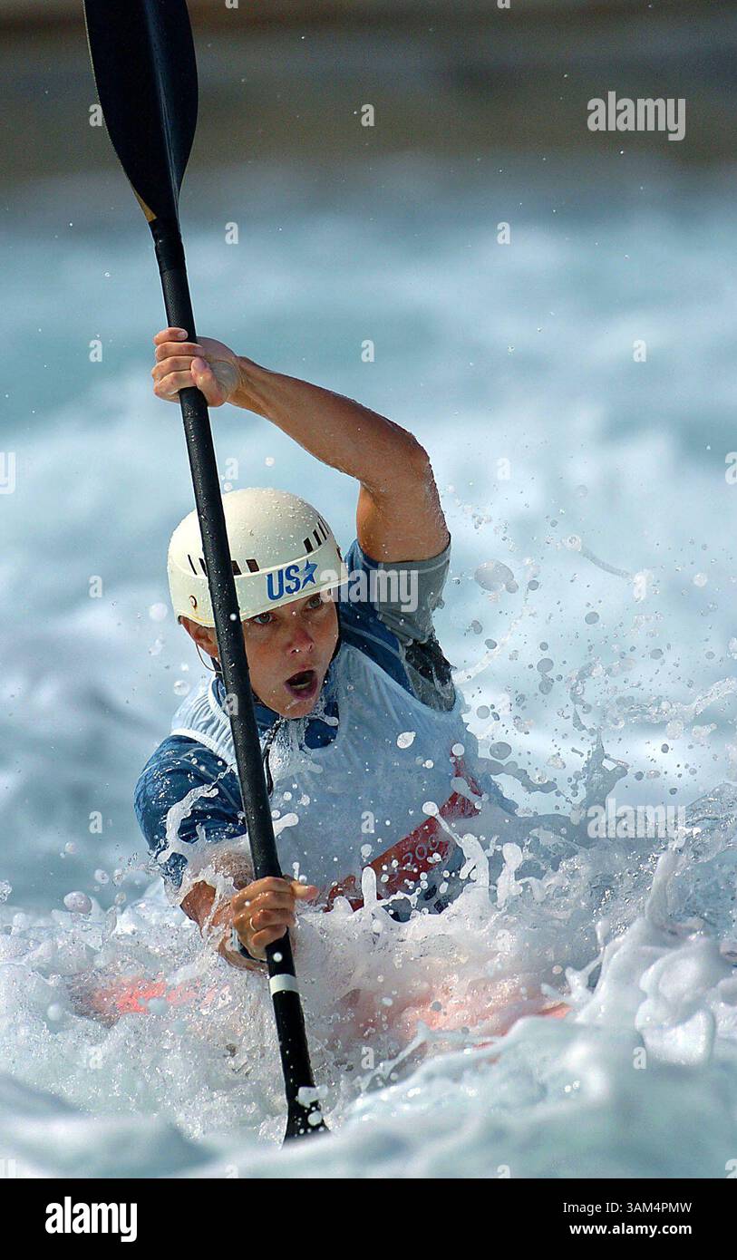 17. August 2004 - USA - KRT SPORTS STORY SLUGGED: OLY-KAYAK KRT FOTO VON PATRICK SCHNEIDER/CHARLOTTE OBSERVATE (17. August) ATHEN, GRIECHENLAND -- Rebecca Giddens aus den Vereinigten Staaten macht sich am Dienstag, 17. August 2004 auf dem Kajak-Slalomkurs bei den Olympischen Spielen 2004 auf den Weg. (gsb) 2004 (Kreditbild: © Patrick Schneider/mct/ZUMAPRESS.com) Stockfoto