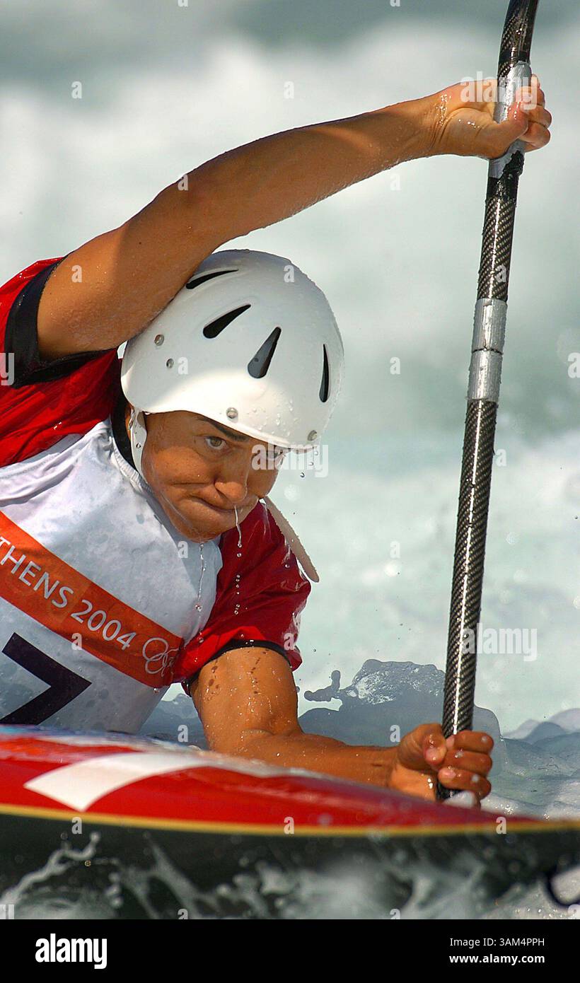 17. August 2004 - USA - KRT SPORTS STORY SLUGGED: OLY-KAYAK KRT FOTO VON PATRICK SCHNEIDER/CHARLOTTE OBSERVATE (17. August) ATHEN, GRIECHENLAND - Nagwa El Desouki aus der Schweiz macht sich bei den Olympischen Spielen 2004 am Dienstag, 17. August 2004 auf dem Kajak-Slalomkurs auf. (gsb) 2004 (Kreditbild: © Patrick Schneider/mct/ZUMAPRESS.com) Stockfoto