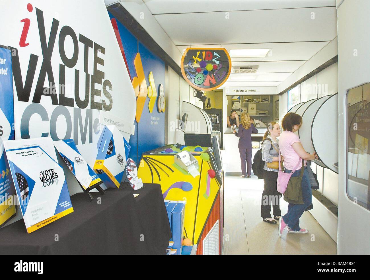 18. August 2004 - USA - KRT RELIGION STORY SLUGGED: RELIG-VOTE KRT FOTO VON FRED BLOCHER/KANSAS CITY STAR (25. August) Midwestern Baptist Theological Seminary Frischmen Cassandra Harrison (links) aus Kansas City und Lauren Stephens of Independence, Missouri, schauen Sie sich den Anhänger für die Wählerregistrierung von iVoteValues.com an, der Mittwoch, 18. August 2004, an der Schule 5001 N. Oak Trafficway als Teil der Cross-Country Tour (mk/2004) ZUMAPRESS.com. Stockfoto