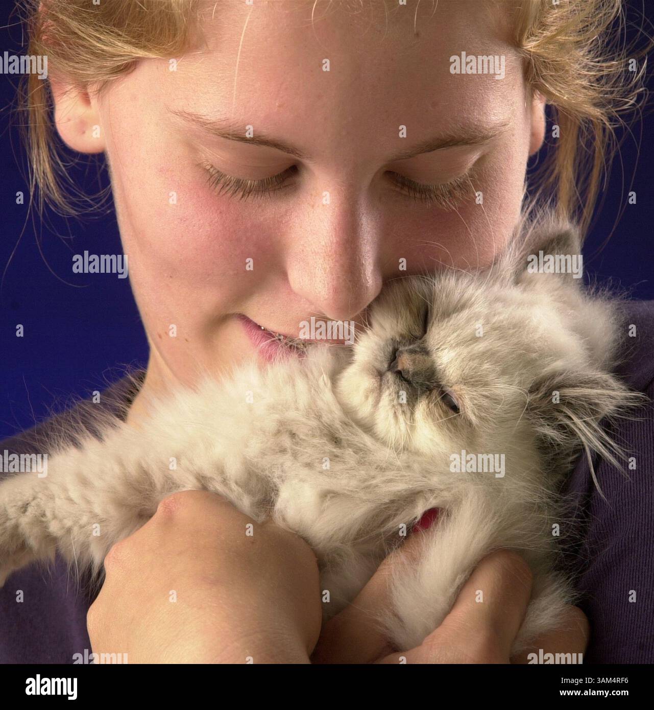 19. August 2004 – USA – KRT LIFESTYLE STORY SLUGGED: HAUSTIERE-WHATPET KRT FOTO VON RANDY TOBIAS/WICHITA EAGLE (1. September) Rebecca Dinsmore, 13, mit ihrer drei Monate alten persischen Katze Tinkerbell. (cdm) 2004 (Vielfalt) (Bild: © Randy Tobias/mct/ZUMAPRESS.com) Stockfoto