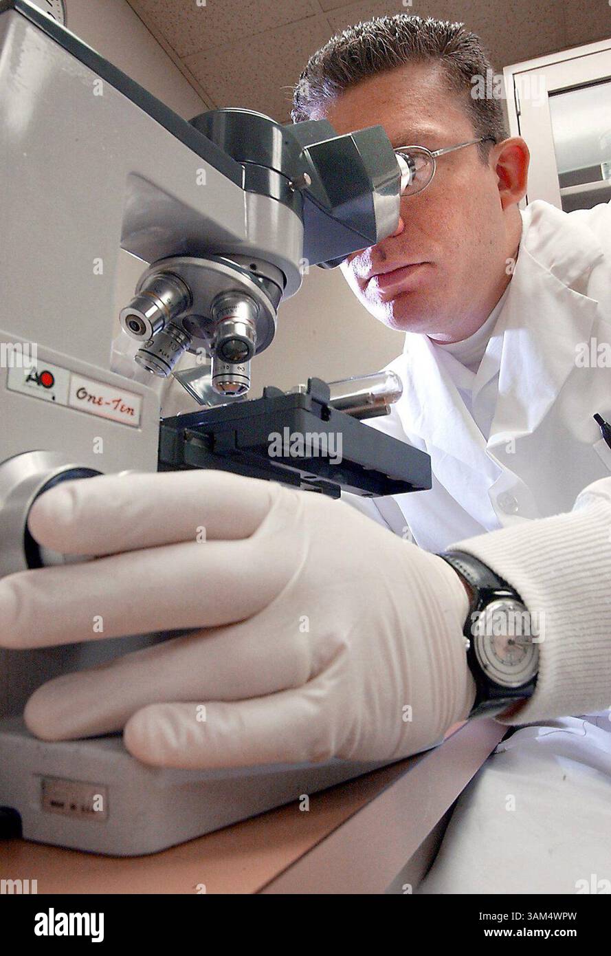 2. September 2004 - USA - KEINE MAGIE, KEINE VERKÄUFE -- KRT US NEWS STORY SCHLEPPTE: MED-VIRUS-MILITÄR KRT FOTO VON MIKE SIEGEL/SEATTLE TIMES (2. Oktober) Karl Miller untersucht eine Kultur in einem Reagenzglas auf das Vorhandensein eines Adenovirus in einem Labor im Madigan Hospital in Fort Lewis in der Nähe von Tacoma, Washington. (smd) 2004. (Bild: © Mike Siegel/mct/ZUMAPRESS.com) Stockfoto