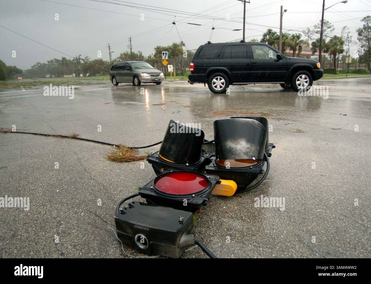 5. September 2004 - USA - KEINE MAGIE, KEINE VERKÄUFE BIS 19. SEPTEMBER 2004 -- KRT US-NEWS SCHLEPPTE: WEA-FRANCES KRT FOTO VON MARK RANDALL/SOUTH FLORIDA SUN-SENTINEL (MIAMI OUT) (5. September) WELLINGTON, FL -- Autofahrer manövrieren in Welllington, Florida, am Sonntag, 5. September 2004. (Mvw) 2004 (Kreditbild: © Mark Randall/mct/ZUMAPRESS.com) Stockfoto