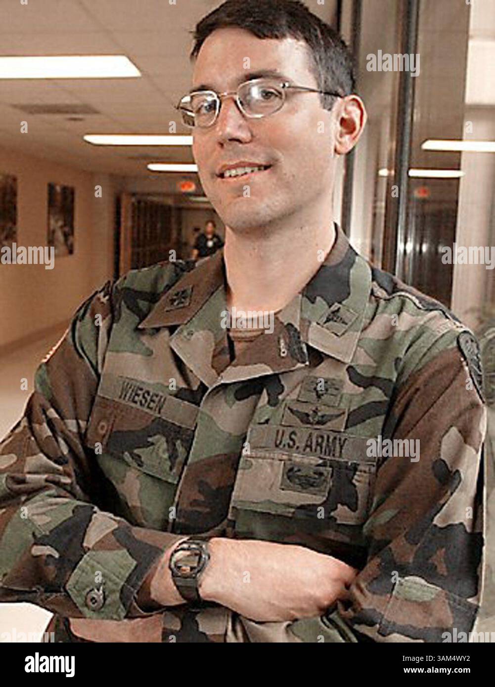 2. September 2004 - USA - KEINE MAGIE, KEINE VERKÄUFE -- KRT US NEWS STORY SCHLEPPTE: MED-VIRUS-MILITÄR KRT FOTO VON MIKE SIEGEL/SEATTLE TIMES (2. Oktober) Dr. Andrew Wiesen, Leiter der Abteilung für Infektionskrankheiten am Madigan Army Medical Center in Tacoma, Washington, findet jedes Jahr Fälle von Adenovirus-Infektion bei Kindern von Dienstmitgliedern. (smd) 2004. (Bild: © Mike Siegel/mct/ZUMAPRESS.com) Stockfoto