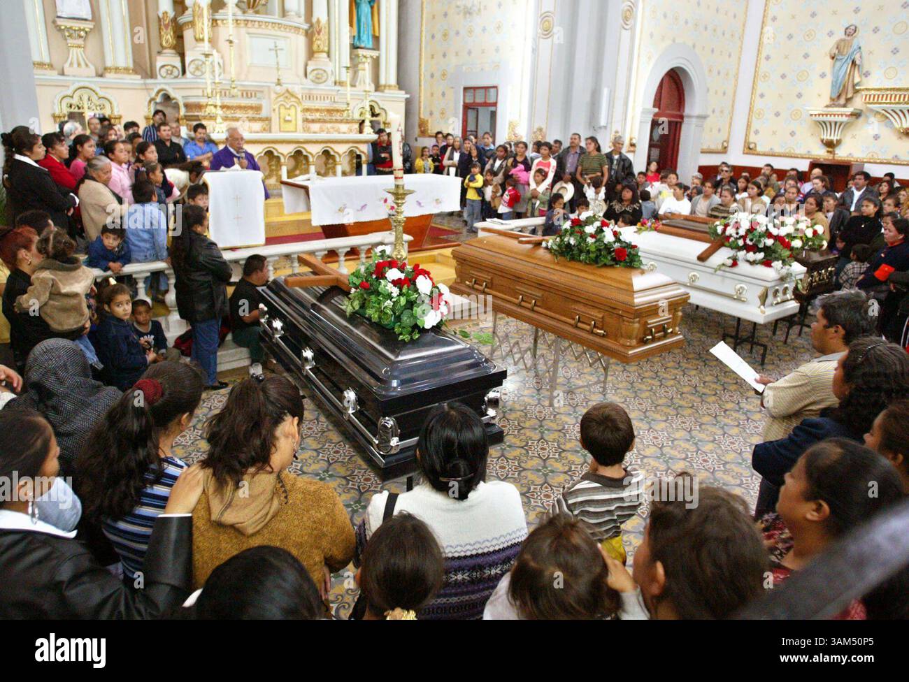 26. September 2004 - USA - EMBARGO FÜR DIE VERWENDUNG BIS 10. OKTOBER 2004 -- KRT WORLD NEWS STORY SCHLEPPTE: MEXICO-BURY-ADV10 KRT FOTO VON JEN FRIEDBERG/FORT WORTH STAR-TELEGRAMM (DALLAS OUT) (8. Oktober) mehr als 1.000 Menschen, darunter Familien und Freunde der Verstorbenen, nehmen an einer Messe unter der Leitung von Padre Jesus Dominguez Teil für: Von links nach rechts Marcos Esparza, Joel Ruiz, Deutsch Esparza und Manuel de Candelaria, am Sonntag, am 2004 in der Kathedrale in der Kathedrale in Isparza, in Isparza, am Nachmittag in Mexiko. (nk) 2004 (Vielfalt) (Bild: © Jen Friedberg/mct/ZUMAPRESS.com) Stockfoto