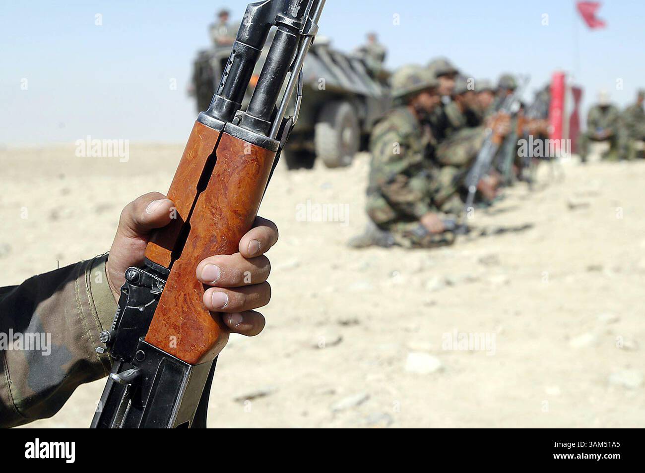 6. Oktober 2004 - USA - KRT WORLD NEWS STAND ALONE FOTO: AFGHANISTAN KRT FOTO VON AARON SUOZZI/FORT WAYNE NEWS-SENTINEL (6. Oktober) KABUL, AFGHANISTAN-- die ANA (Afghan National Army) verwendet das AK-47, das weltweit häufigste Gewehr als Hauptwaffe. Derzeit ist die ANA sehr abhängig von Spenden der Koalitionstruppen, um eine militärische Truppe aufzubauen. (lde) 2004 (Bild: © Aaron Suozzi/mct/ZUMAPRESS.com) Stockfoto