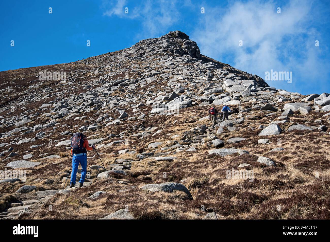 Junge Frau Bergwandererin direkt unterhalb des Gipfels von Goatfell auf der Isle of Arran, North Ayrshire, Schottland, Großbritannien. Stockfoto