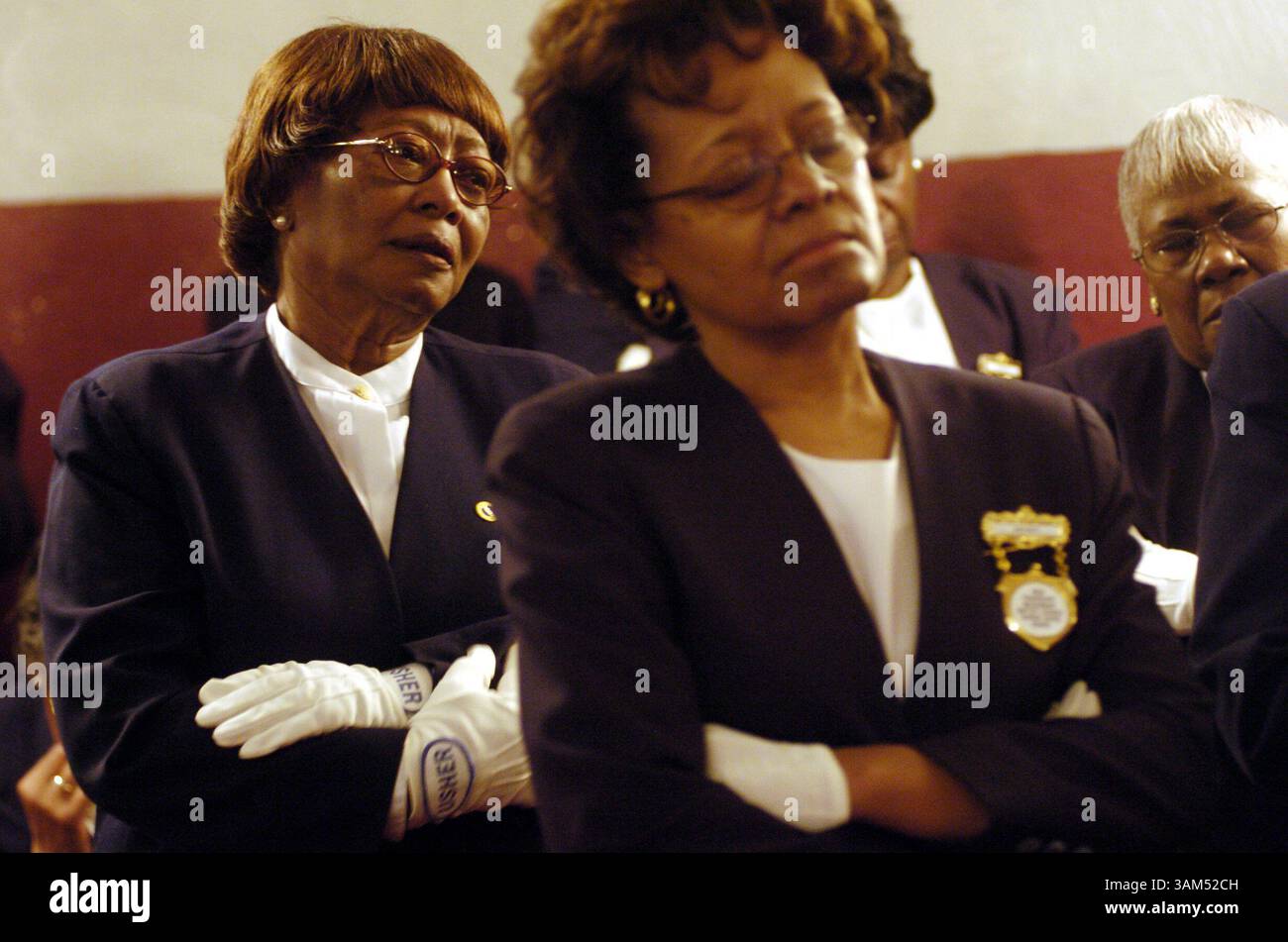 10. Oktober 2004 - USA - KRT US NEWS STORY SLUGGED: BUSCRASH KRT FOTO VON NANCY STONE/CHICAGO TRIBUNE (10. Oktober) CHICAGO, IL -- Usher Magdie Muse, links, vergossen Tränen während eines Gebets in der New Friendship Missionary Baptist Church in Chicago, Illinois, Sonntag, 10. September 2004, für Herbert Walters, der den Bus fuhr, der in Mississippi abgestürzt war und mehrere Menschen aus Chicagos Süden tötete. Mary F. Taylor ist im Vordergrund zu sehen. Walters diente 40 Jahre lang als Baumeister in der Kirche. (nk) 2004 (Bild: © Nancy Stone/mct/ZUMAPRESS.com) Stockfoto