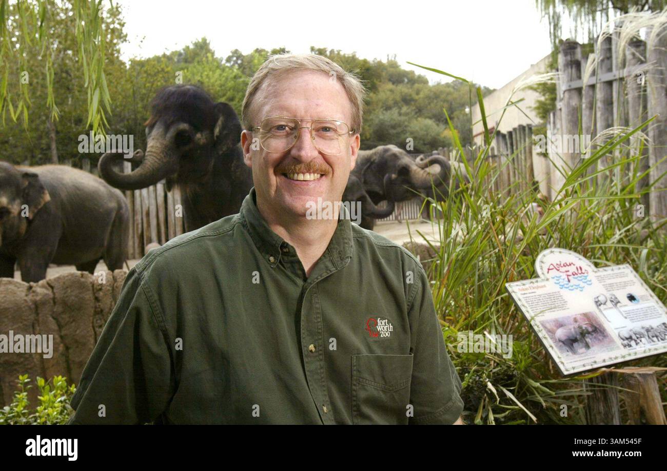21. Oktober 2004 - USA - KRT US-NEWS STORY SLUGGED: ENV-ELEFANTEN-ZOOS KRT FOTO VON JESSICA KOURKOUNIS/FORT WORTH STAR-TELEGRAMM (DALLAS OUT) (12. Dezember) Robert Wiese, Direktor der Tiersammlungen im Fort Worth Zoo, hat kürzlich eine wissenschaftliche Arbeit verfasst, die viele Schlussfolgerungen anderer Wissenschaftler in Frage stellt, die das Wohlergehen von Elefanten in Gefangenschaft untersuchen. (nk) 2004 (Bild: © Jessica Kourkounis/mct/ZUMAPRESS.com) Stockfoto