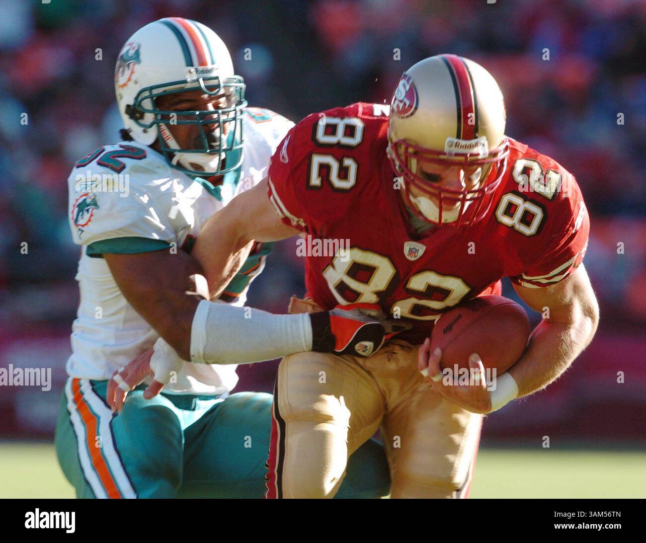 28. November 2004 - USA - KRT SPORTS STORY SLUGGED: DELFINE-49ERS KRT FOTO VON BOB LARSON/CONTRA COSTA TIMES (28. November) SAN FRANCISCO, CA - San Franciscos Eric Johnson versucht, sich im zweiten Quartal ihres Spiels in San Francisco, Kalifornien, von Morlon Greenwood abzuziehen 2004. (Mvw) 2004 (Bild: © Bob Larson/mct/ZUMAPRESS.com) Stockfoto