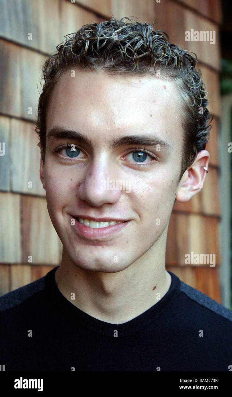 1. November 2002 - USA - KRT US-NEWS STORY SCHLEPPTE: SCI-AIRPLANES-WATER KRT FOTO VON CINDI CHRISTIE/CONTRA COSTA TIMES (21. September) Zach Bjornson-Hooper, 15, aus Alamo, Kalifornien, sagte, er sei überrascht zu hören, dass die EPA ein Experiment zur Wasserqualität der Fluggesellschaft verfolgt habe, das ihn mit 12 Jahren auf einer langen Reise beschäftigt habe. Die EPA Montag gab bekannt, dass ihre Tests von Wasser in Flugzeugen oft eine Verschmutzung durch Koliforme Bakterien zeigten. (lde) 2004 (Foto: © Cindi Christie/mct/ZUMAPRESS.com) Stockfoto