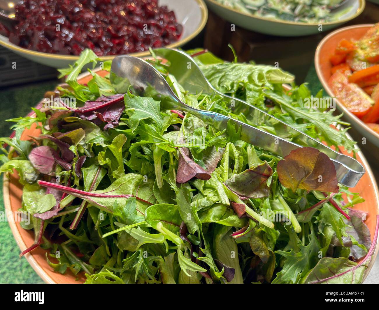 Nahansicht eines gemischten Salats auf dem Buffet eines Restaurants - Smartphone-aufgenommenes Stockfoto