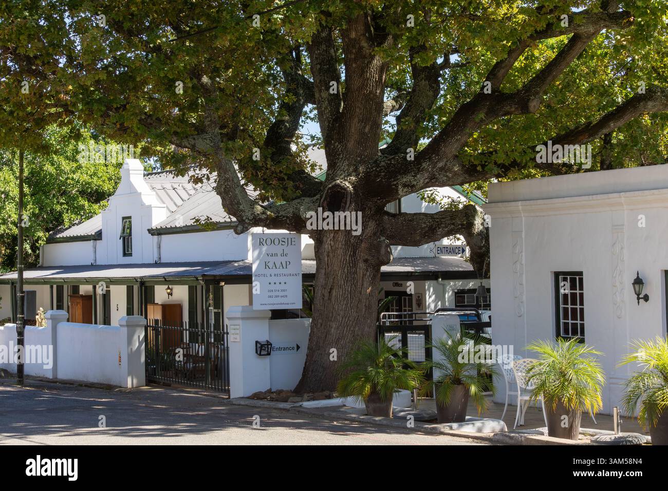 Roosje van de Kaap, ein luxuriöses 4-Sterne-Hotel und Restaurant, Swellendam, Westkap, Südafrika, untergebracht in einem historischen kapholländischen Gebäude Stockfoto