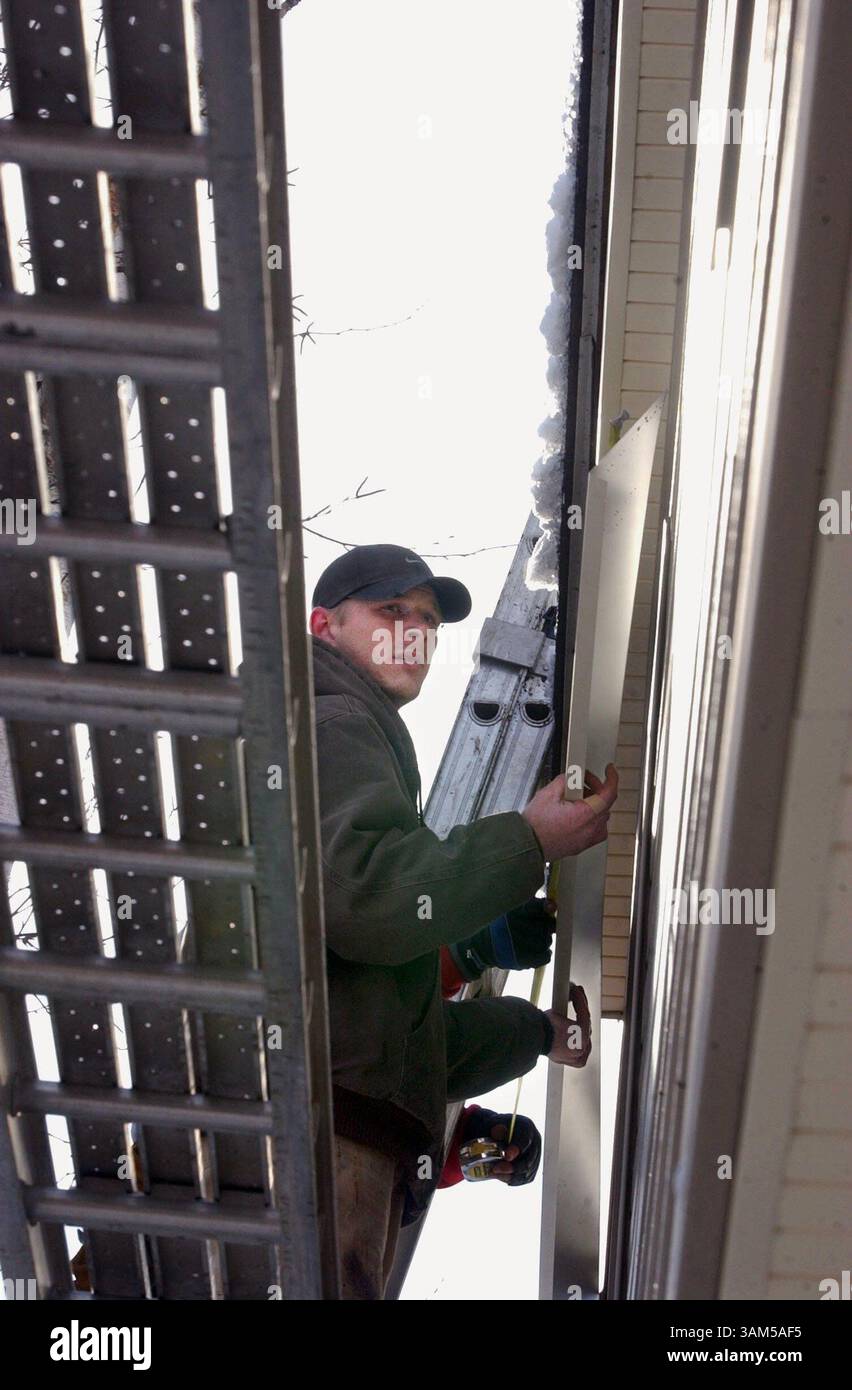 21. Dezember 2004 – USA – KRT BUSINESS STORY SLUGGED: WRK-CONTRACTORS KRT FOTO VON JOCELYN WILLIAMS/AKRON BEACON JOURNAL (25. Januar) Mike Schwartz installiert Aluminium während eines Wohnungsbauprojekts in Akron, Ohio. (cdm) 2005 (Bild: © Jocelyn Williams/mct/ZUMAPRESS.com) Stockfoto