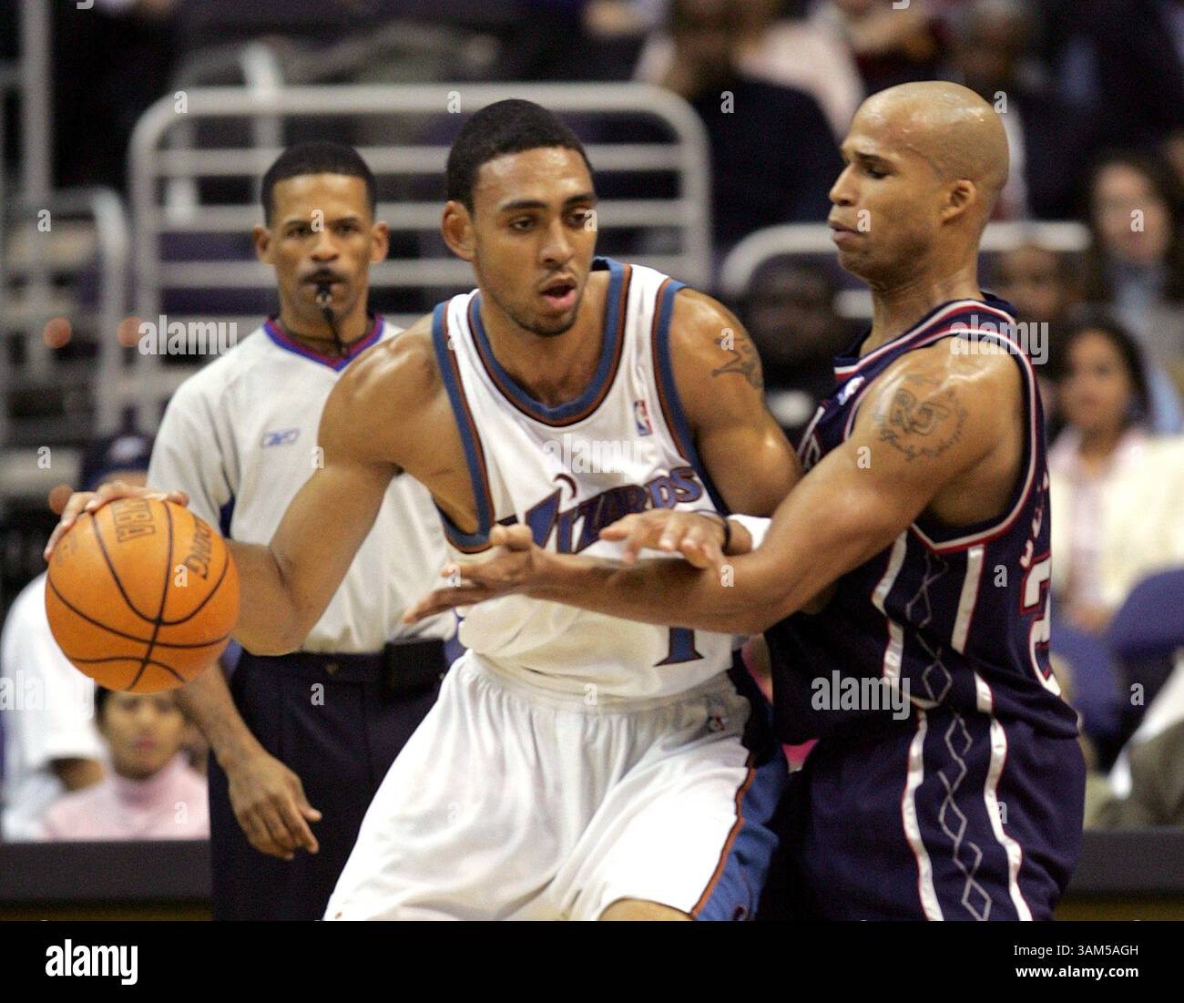 4. Januar 2005 – USA – KRT SPORTS STORY SLUGGED: NETS-WIZARDS KRT FOTO VON HARRY E. WALKER/KRT (4. Januar) – Washington Wizards Jared Jeffries (1) wird von New Jersey Nets Richard Jefferson (24) während ihres Spiels im MCI Center in Washington, D.C. verteidigt. (hew) 2005 (Bild: © Harry E. Walker/mct/ZUMAPRESS.com) Stockfoto