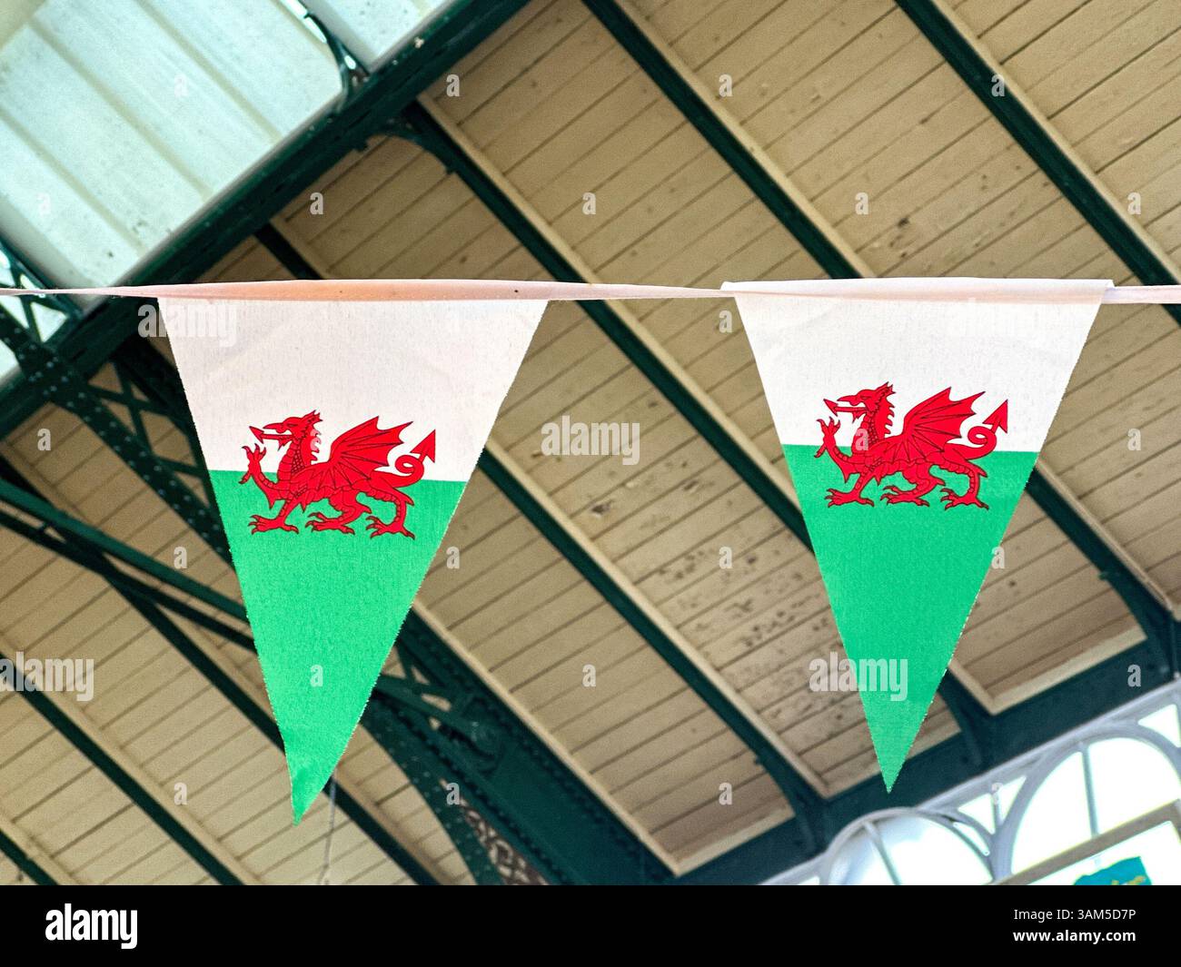 Dreieckige Nationalflaggen von Wales, der Rote Drache Stockfoto